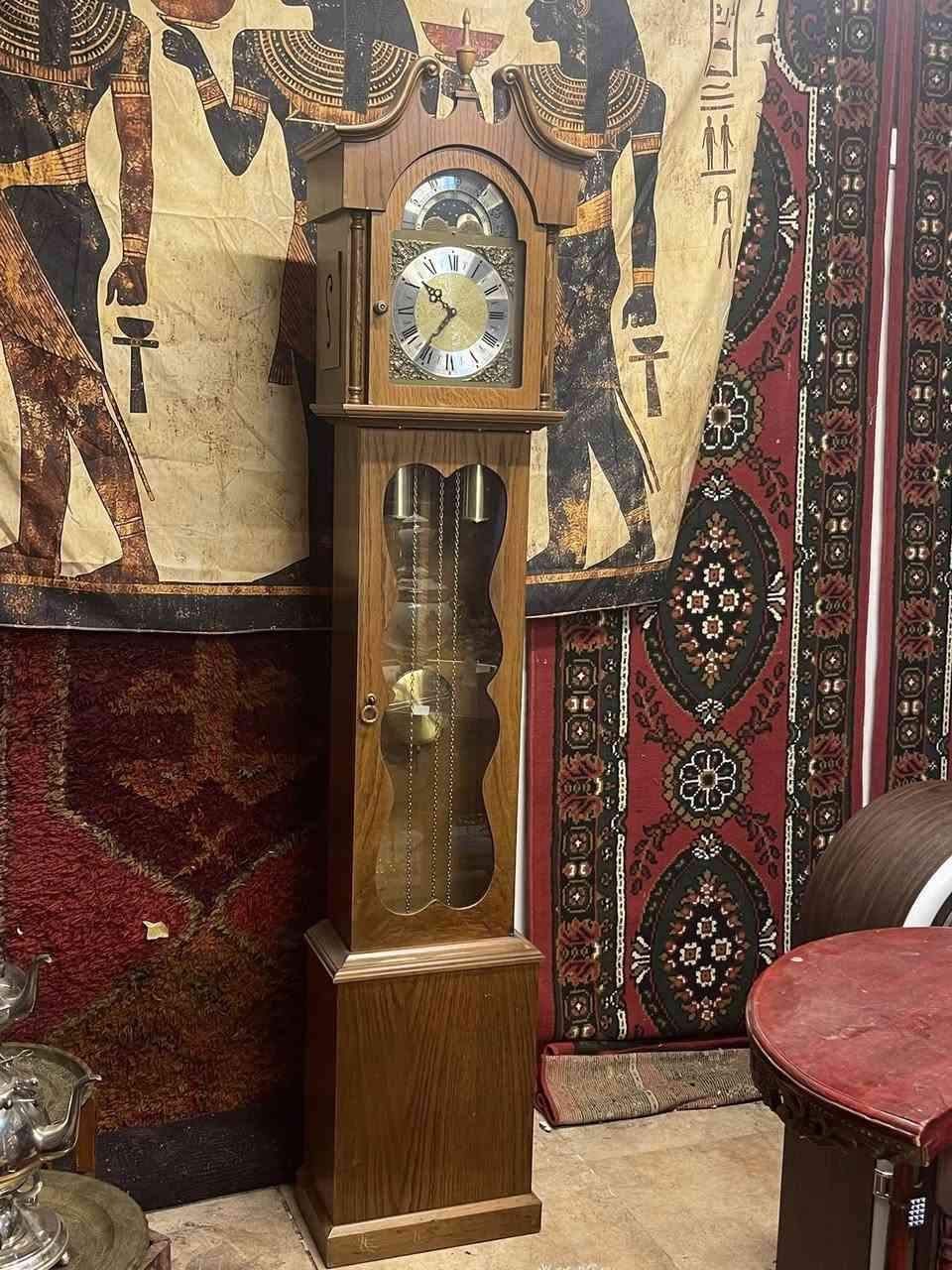 ساعة عمودية انتاج ستينات ارتفاعها مترين و١٠ سم نغمة بيك بن نظام قمري ايضاً 
للحجز والاستفسار المراسلة على الواتساب فقط ***********
