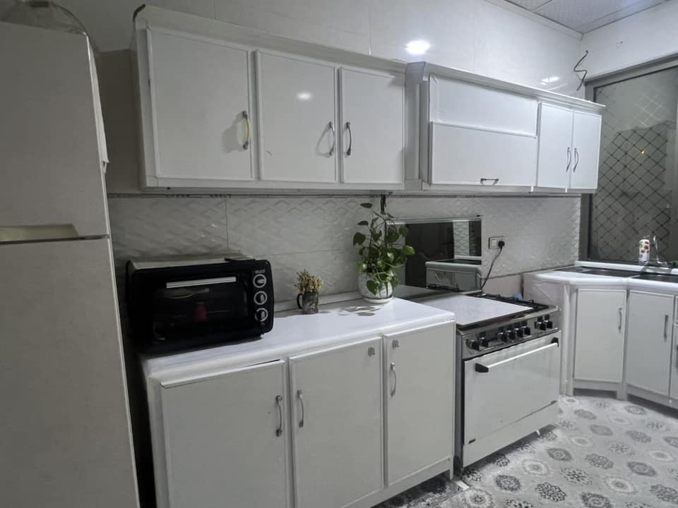 سلام علیکم 
ئەم کاوەنتەرەمان هەیە بۆ فرۆشتە زۆر شتیکی ئەسل و جاکە مەوادی کۆنە دەرجە یەکە لەروی توکمەی کۆلیتی. سنگەکەی بەشوین سەلاجەوە  تەقریبەن پینج مەتر ابیت. مەغسەلەکەی مەترو سی و خوارەکەی مەترو نیوە   نرخی ٣٢٥٠٠٠ . پەیوەندی بکەن ***********
