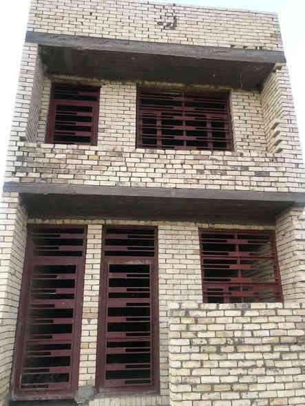 دار هيكل للبيع منطقة الدوانم خلف جامع الكرطان مجاور 10/3 المساحة الكلية 60متر طابقين يحتوي على مدخلين 2غرف نوم 2 حمام إستقبال مفتوح مطبخ السعر 45 مليون//طابو زراعي سند 25 للإستفسار//

***********
***********
