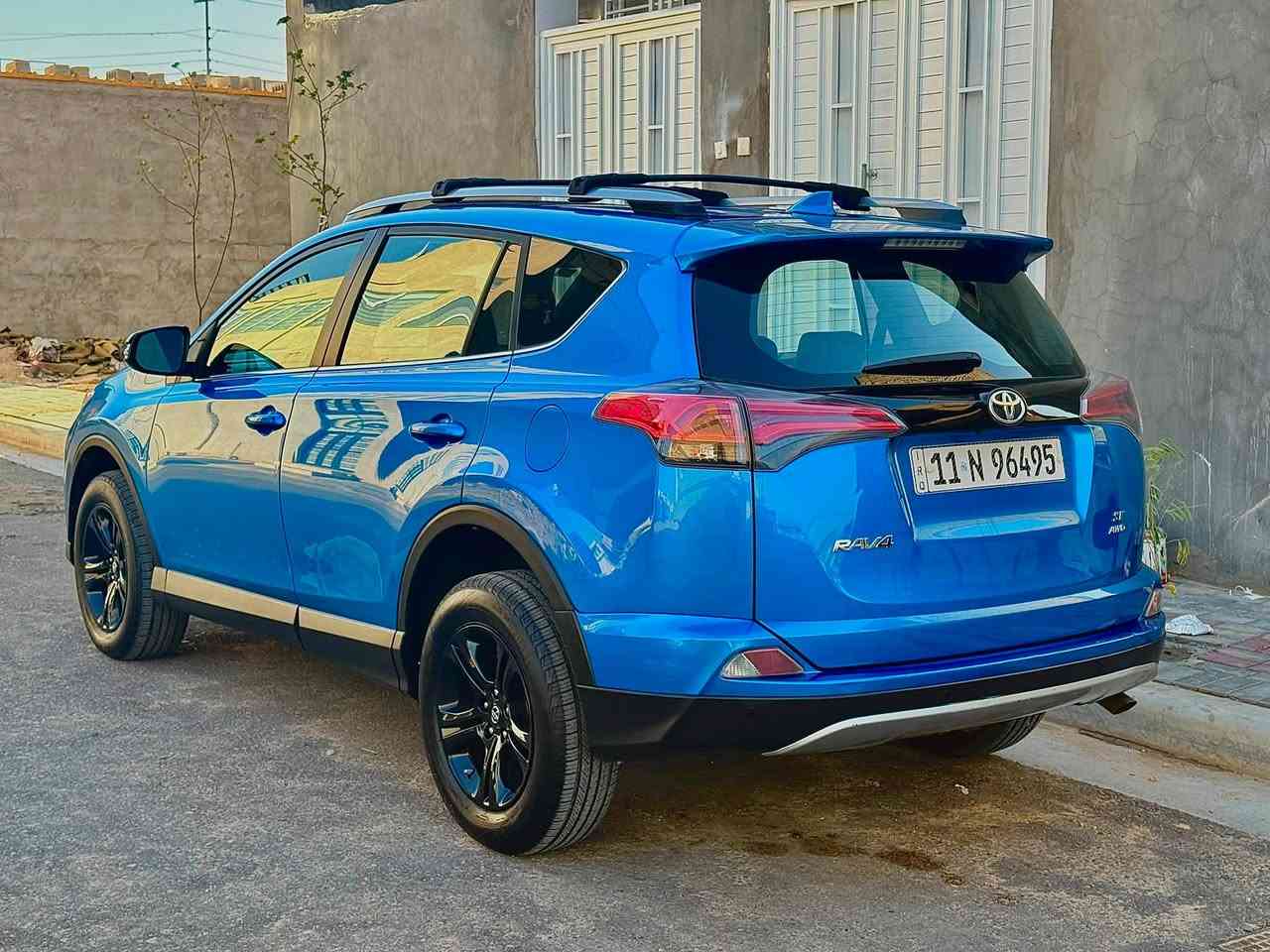 تويوتا RAV 4  راف فور موديل 2018
فئة SE فول مواصفات للاخير 1/1  
رقم بغداد تحويل مباشر 
 حجم المحرك : 4 سلندر 2500 فور ويل 
عداد المسافه : 70 الف km
السعر / 167 ورقة وبيها مجال 
الضرر / جاملغ امامي وشويه من البنيد بدون دواخل بدون ارباك صور الحادث والسونار بالمنشور 
المواصفات :
فتحة سقف 
بصمه تشغيل وابواب 
الجنطة كهرباء
رادار مانع تصادم
تحديد مسار وقيادة ذاتية 
لايت زينون - كشاف زنون - بك لايت LED
4 كاميرات 360
تدفئة المقاعد الامامية 
مقعد السائق كهربائي
مقاعد جلد 
8 وسادة هوائية
تبريد لمس منفصل مناخين
حساسات امامية وخلفية
شاشة جبيرة 
سستم صوت JBL ودمام خلفي 
مراقبة النقطة العمياء
مثبت السرعة التكيفي
كاربون فايبر اصلي من الشركة
3 وضعيات قيادة 
📍كربلاء شريط البلديات مقابل الوفاء
للاستفسار / *********** امير الموسوي
