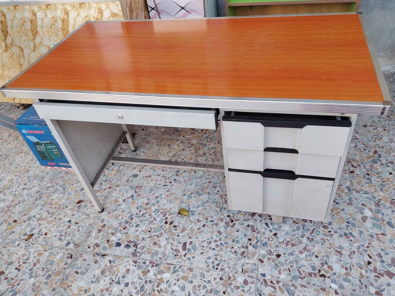 ميز مكتبي + كرسي استخدام قليل سعر 150
قنفه جديده 3 مقاعد سعر 50

رف جديد سعر 50

***********
***********
