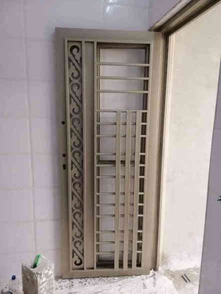 حداد متجول العمل كافة البواب والشبابيك والمحجرات والسقائف كرفانات ***********
