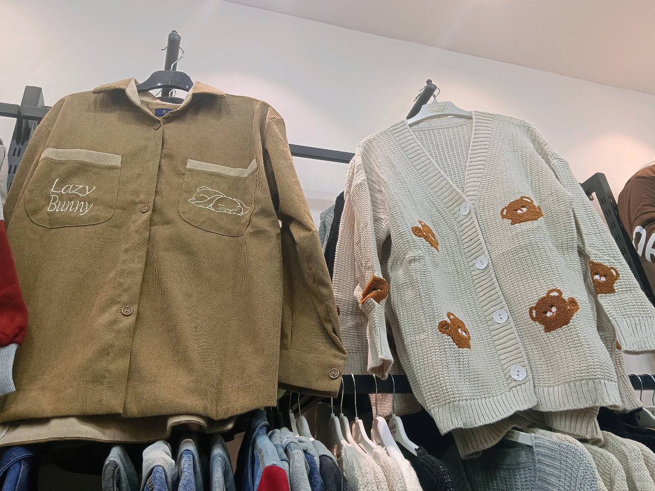 سعر القطعه 10 الاف دينار ويوجد توصيل لجميع المحافظات الحجز يتم عن طريق  مراسلتي على الواتساب رقم الواتساب *********** في حال طلب اكثر من قطعتين يكون التوصيل مجاني لجميع المحافظات