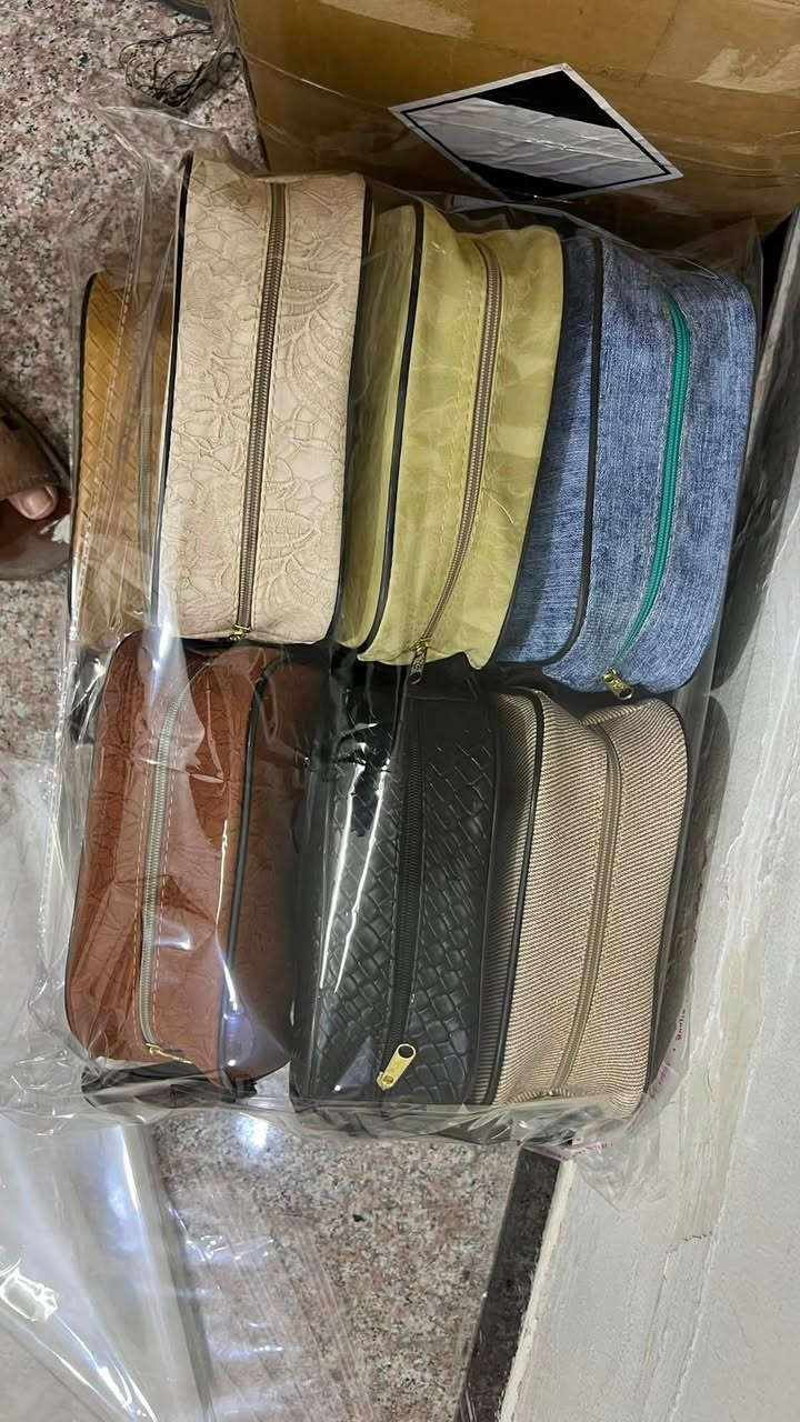 حقائب شبابية منوعة جلد ممتاز جملة فقط 
سعر الدرزن ١٢ الف يعني القطعة بالف دينار 
يوجد توصيل كافة محافظات العراق 
للحجز يرجى مراسلة الصفحة او الاتصال بواتساب 
***********
