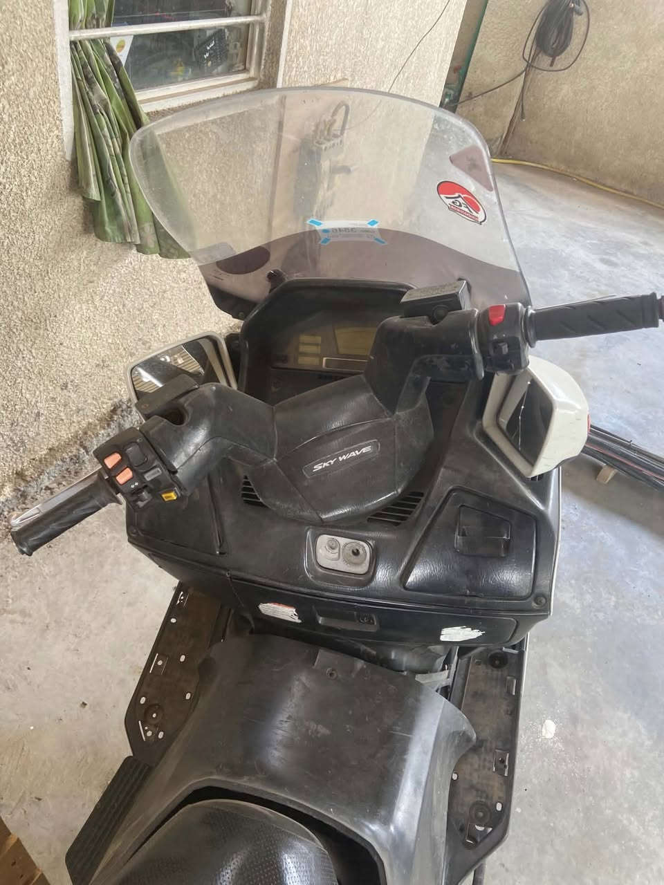 السلام عليكم سكاي ويف650 شغاله مقطوع بيها قايش مابيها نقص تريد كامل تريد تفصيخ سعره٨٠٠ وبيها مجال مكاني بغداد الشعب الاستفسار***********
