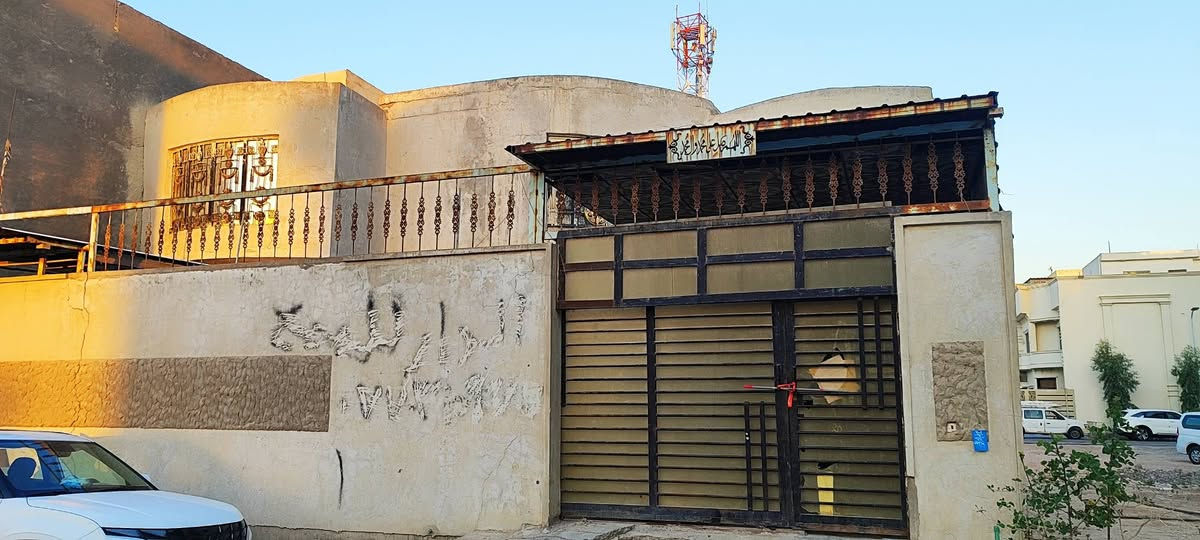 للبيع  ثلاث شبابيك طابق الثاني كما في الصوره نضيفات شبابيك وباب سلايت  وسقيفه ومحجر درج وشقف ثانوي نضيف
***********
