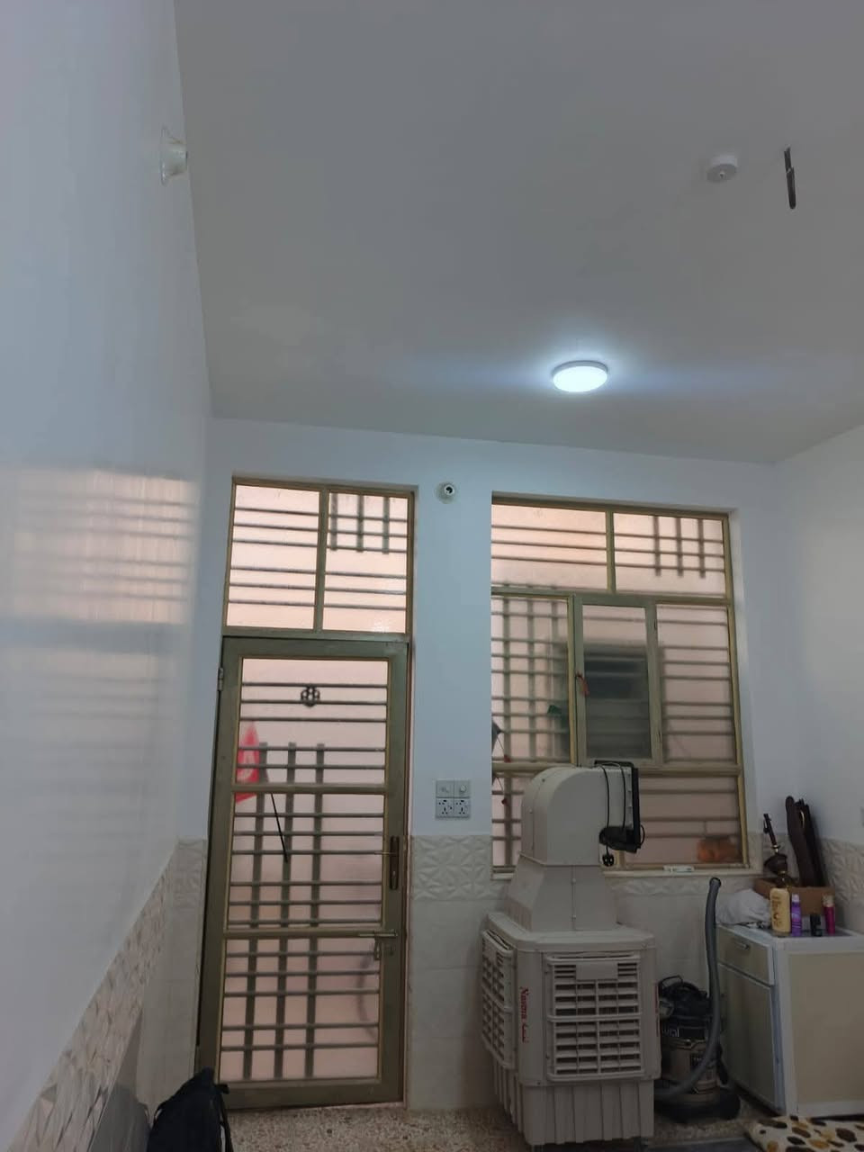 دار للبيع  100م طابق ونص اساس صب السعر 140 بي مجال بسيط بيع او مراوس مع الفرق
نجف حي الحزيره قرب العكاشي 
يحتوي علىٰ غرف وصاله وستقبال ومطبخ وصحيات 
وطابق الثاني غرف وصاله وصحيات ***********
