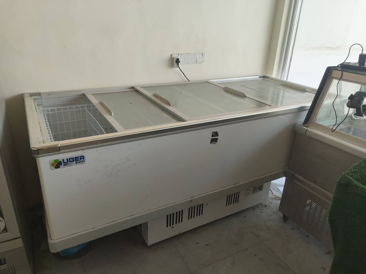 السلام عليكم عارضة Uger zan تركية للبيع مستعملة شي قليل السعر مليون و 300 الف و بيها مجال للاتصال ***********
