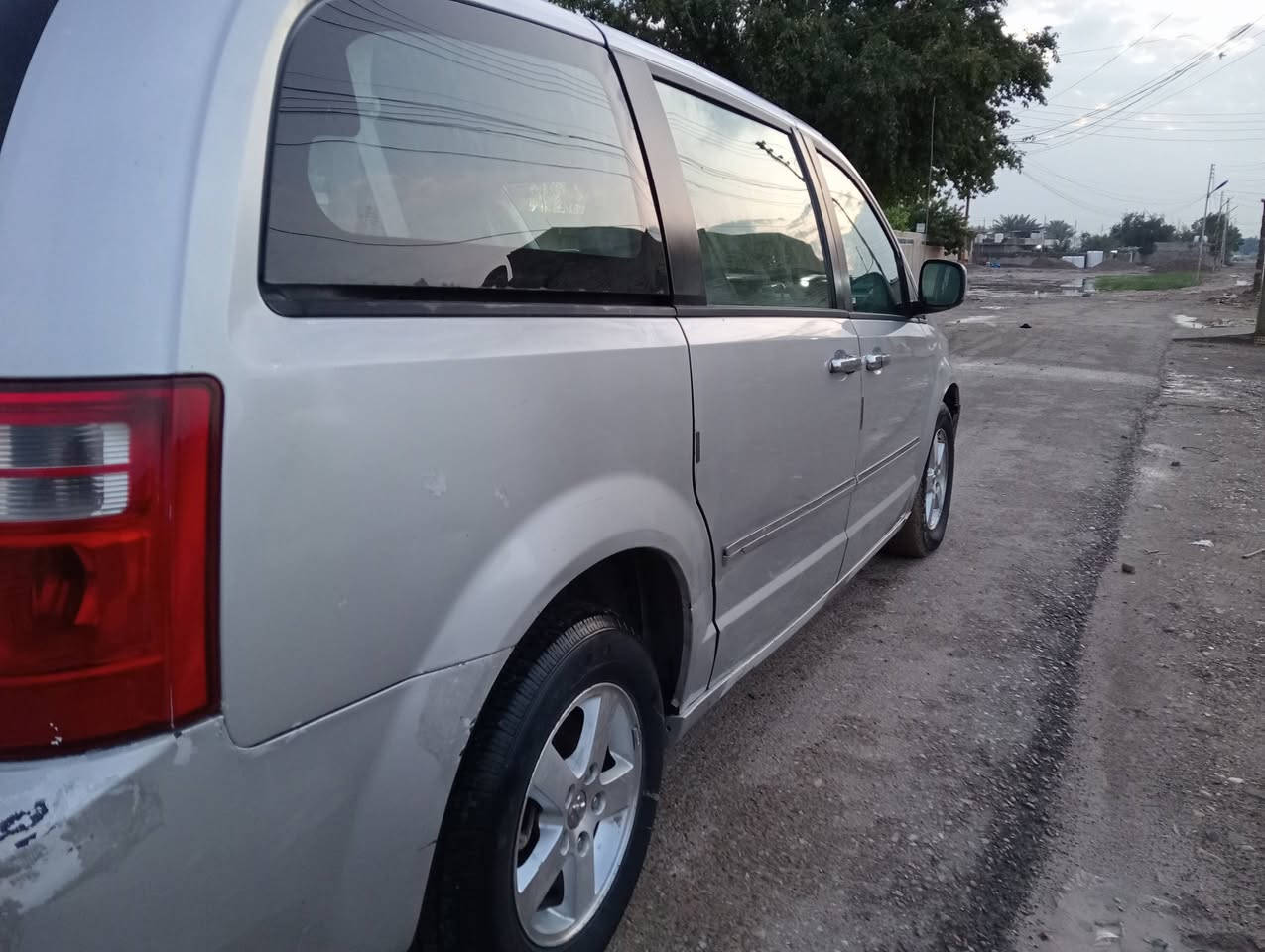 السلام عليكم 
على بركة الله تعالى 
دوج كرفان موديل 2009 محرك 3800
3 قطع تبريد تشغيل عن بعد وباقي المواصفات معروفه
حادثه الجاملع الخلفي الأيمن 
سعره 115 ورقه وبيه مجال حگ الجيه 
للتواصل على الرقم الأتي 
***********
