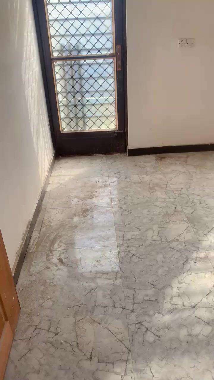 السلام عليكم بيت للبيع العنوان هور رجب شارع الاذاعه شارع وحده الجميلي طابو زراعي سند 25 يحتوي عله غرفتين 2 نوم وحمام داخلي وحمام خارجي وصاله وحولي ومطبخ وبيتونه مدخلين البيت بناء حديث بسمنه البيت واني صاحب البيت سعره 55 بل نقد وبل قصط 60 مقدمه 35 وبل شهر 500 رقم الهاتف *********** بي واتساب
