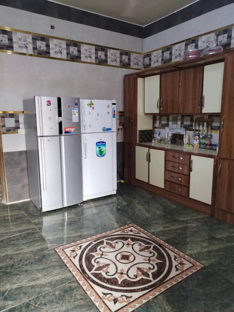 السلام عليكم بيت بل قشلة الزراعي شارع التجنيد القديم المساحة ٢٢٠م تفاصيل الدار الطابق الاول غرفه وصالة وبراني ومطبخ وصحيات داخلية وخارجية وتهوية وحديقة والطابق الثاني يتكون من صالة وغرفة ومخزن للستفسار الاتصال على الرقم *********** أو مراجعة مكتب عقارات الثابت عنوان المكتب السماوه حي ألحكم مجاور مجمع الالماني توتل مقابل متنزه النورين
