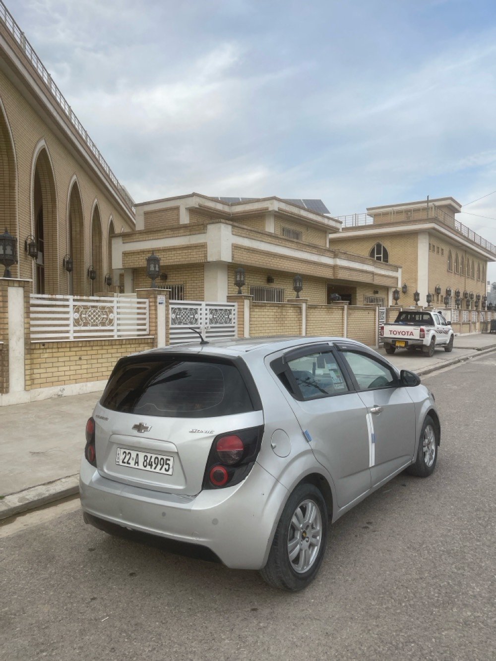 سيارة شيفروليه سونيك لون فضي موديل Hatchback، سيارة نظيفة ومستخدمة بشكل قليل. مثالية للاستخدام اليومي وتقديم الأداء الاقتصادي. الأجزاء الداخلية محمية بالبلاستيك لاستعمالها الجديد بشكل أكبر. سعر منافس وقابل للنقاش.