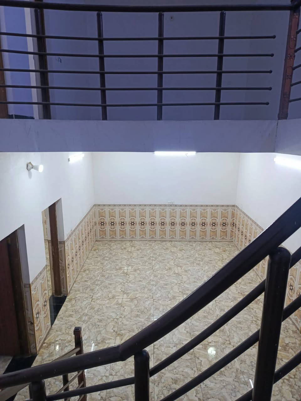 سلام عليكم مرخصت الادمن
بيت للبيع 
صالة + غرف نوم 3+حولي 2 في الطابق الاول و الثاني
طرمة كراج
 صحيات داخل و خارج
 مطبخ كبير 
المساحة 210
سند 25 
العنوان الطارمية شارع الشهداء 
قرب جامع عمر بن العزيز 
للئستفسار على هذه الأرقام
***********
***********
