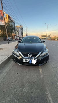 نيسان التيما موديل 2017 بيها ثلاث قطع صبغ بدون دواخل  ماشيه 100 الف مي...