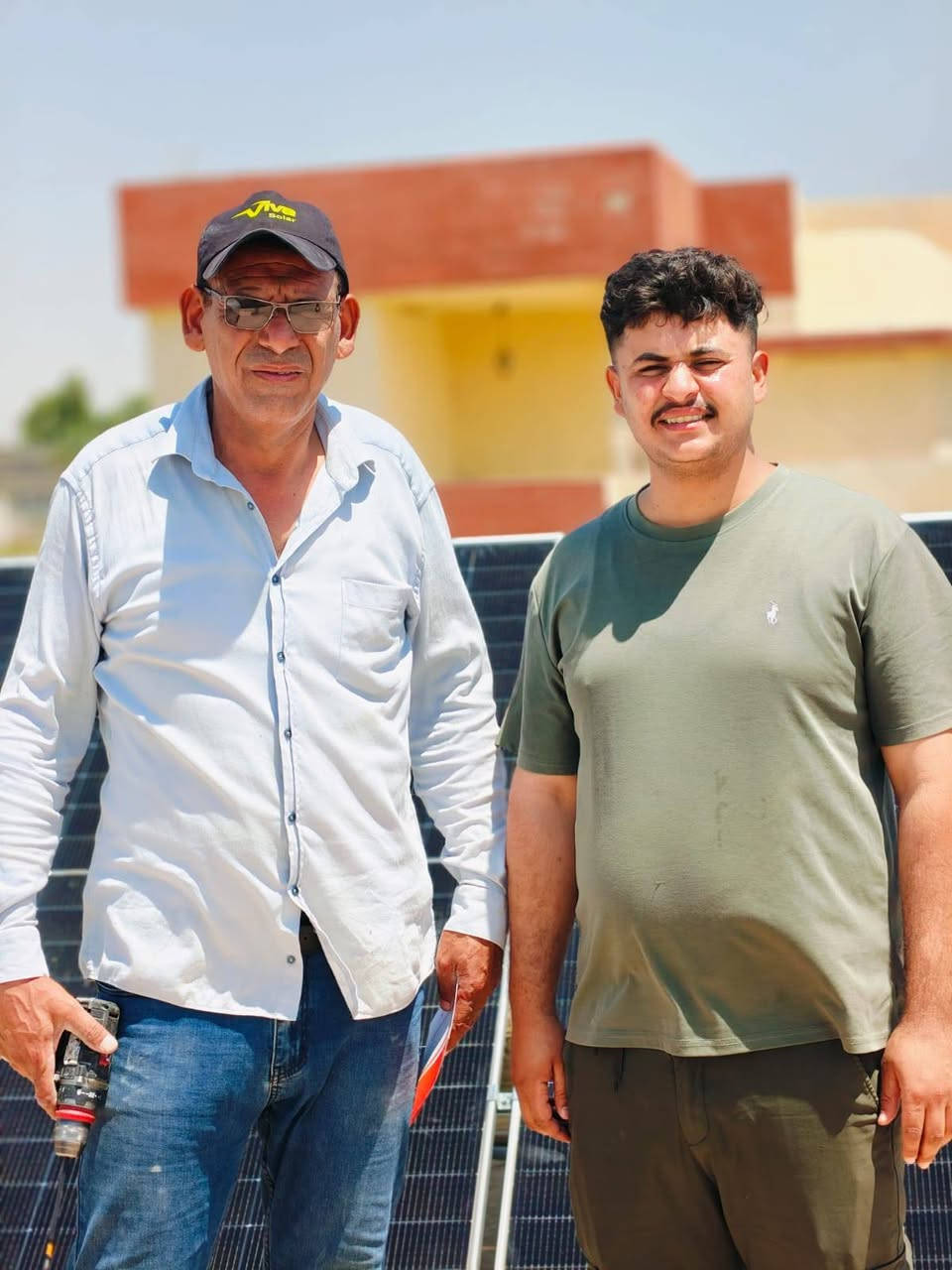 بسم الله وعلى بركة الله
الجمعة ١٧  تموز   ٢٠٢٦ 
 تم تنصيب منظومة  للطاقه الشمسيه في قرية الاجمسة  لصالح الأخ (محمد احمد رمضان العزيز )    وبواقع 20  امبير نهاري و 15 امبير ليلي بالتناوب مع الكهرباء الوطنيه وتتكون  المنظومة من
 1- بطارية   ليثيوم  بقدرة 15 كيلو واط (الباب الأول،  غير مجدد) وبضمان 5 سنوات وعمر افتراضي 24 سنه من شركة   فلستي 
2- الواح  جينكو 620 واط بضمان 15 سنه
3- انفيرتر 6 كيلو   بضمان سنه صيانه من شركة فلستي
4- اسلاك حراريه مع قواطع حمايه
5- نظام إطفاء حرائق 
6- قواعد حديد مغلون 
   الف مبارك   وشايفين  كل الخير 
يوجد لدينا بطاري حامضي وبطاري ليثيوم مستعدون لتنصيب المنظومات الزراعيه وحسب الطلب وبأسعار تنافسيه 
مستمرين في دعم مشاريع الطاقة المتجددة 
للتواصل *********** 

#يتوفر_لدينا_قسط_لحاملي_بطاقه_ماستر_كي
#خدمة_منصة_اقساطي
