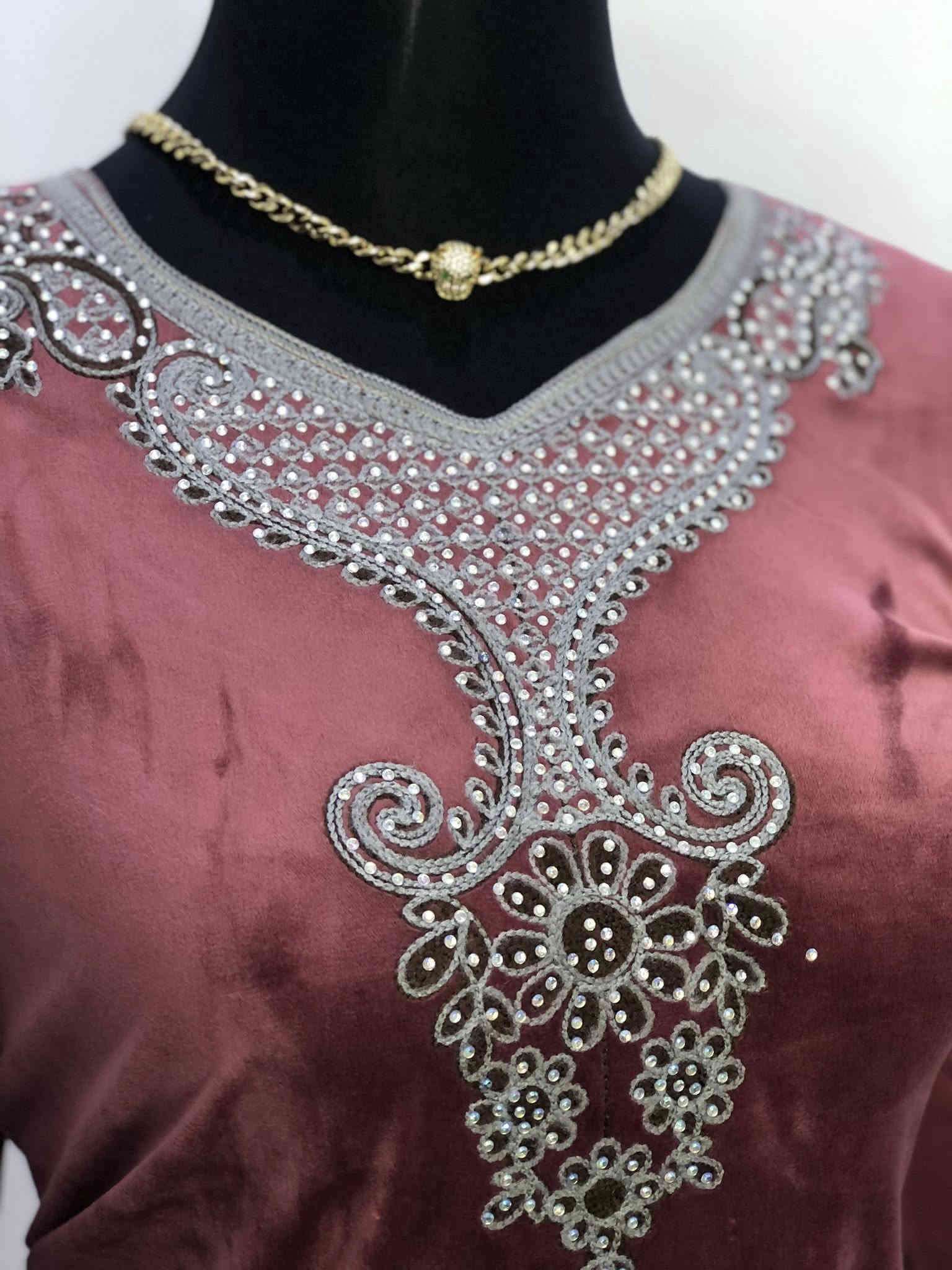 دشداشات قديفه 
قياسات من XL لحد 5XL
تلبس وزن 120
الخامه ستراس حراري 
توصيل 5 جميع المحافضات
للحجز وتواصل ***********
