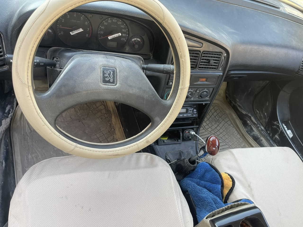 السلامً عليكم بيجو 405 موديل 2012 خصوصي مكينه وكير خير من الله تبريد شغال كهربائيات كلها شغاله  بيها نواقص بسيطه بيها ضربه قويه بالصفحه وماساحبيها عدل ابيع الموجود سياره رقم دولي باسمي بغداد مكاني الحله  للتواصل *********** السعر 24 وبيها مجال بسيط
