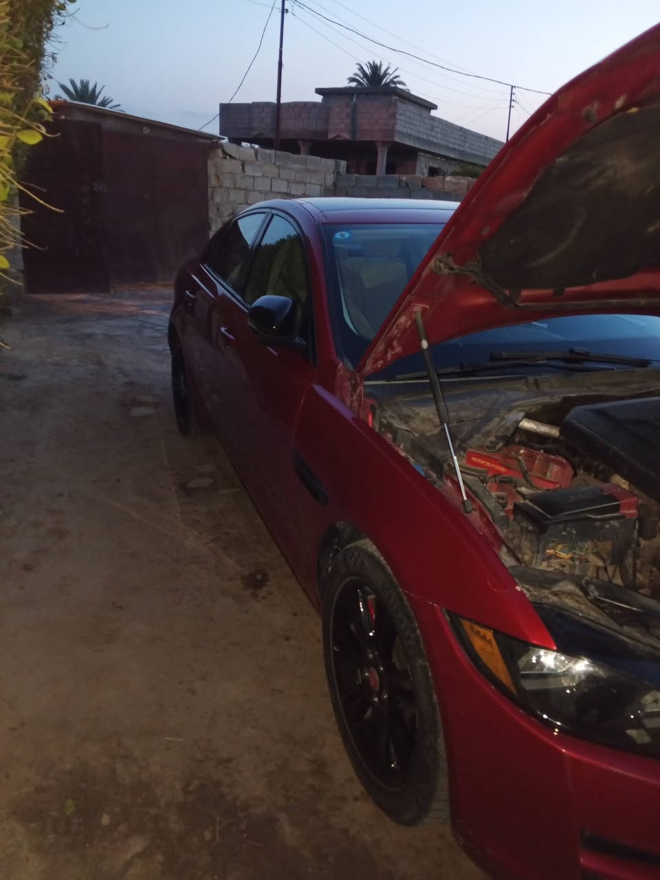 سلام عليكم للبيع سياره جاكوار موديل 2018 امريكي حادث ربع جاملغ وبنيد السياره فولل مواصفات الون ماروني رقم بغداد نكليزي الاستفسار *********** مكان السياره العامريه
