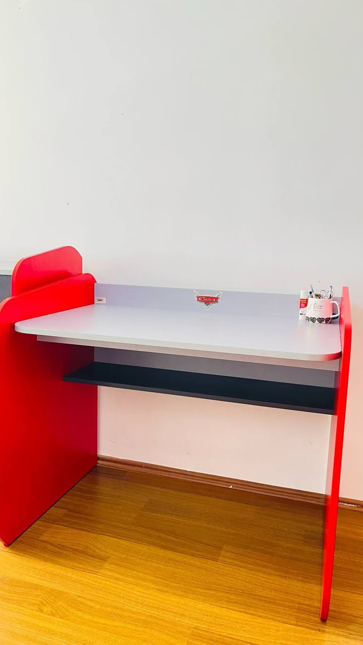 السلام عليكم 
ملحقات غرفه طفل (كنتور وميز ومجراات)


**إذا كنت صاحب هذا الإعلان وتريد حذفه لأي سبب، رجاءا أرسل رسالة إلى الدعم الفني**