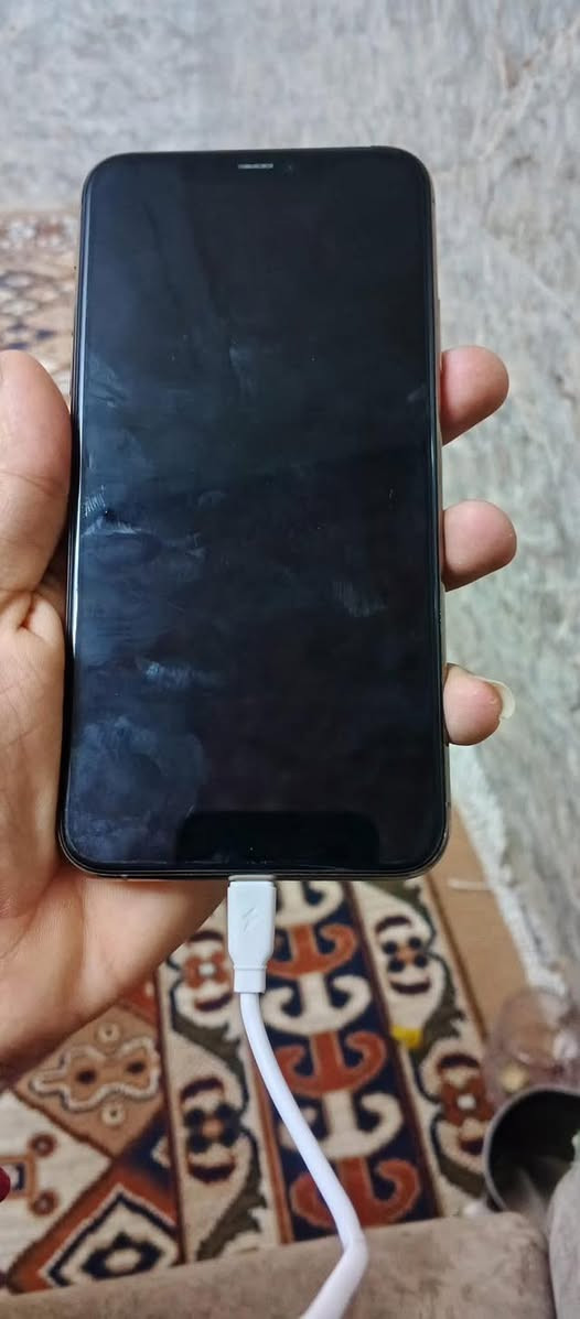 السلام عليكم يفون 11بروه زخير جهاز مكفول فقط مدله بطاريه وبيه زلخ زخيرون مابين  السعر 330وبيه مجال حك الجيه المؤشراي لا تعبني علق واني طبلك خاص هاذ رقم واتساب فقط ***********
