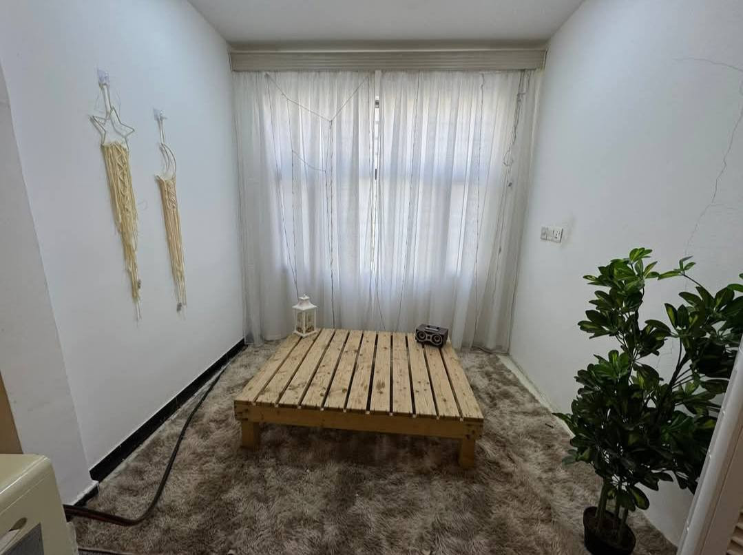 ٢٥٠م مربع اول 
وجه كربلاء قريب المول

فول اضافات
الحيطان معليهن الكابون

الشبابيك طابقين كتايب حديد

الطارمة كاشي 

ثيل + اشجار + ورود. الحديقة كلش حلوة

جلسة ايطالية بديل الخشب في الحديقة الخلفية ٣.٥*٣.٥ 

استقبال ٦*٤ بدل الحديقة الامامية مفتوح على الصالة باب خشب سلايد اصلي

جدران الصالة ورق جدران اصلي

تأسيس ماء اسالة للبيت

مخزن في السطح ٤*٢

تبديل مغسلة الحمام تعليك

الغاء حمام الاستقبال ووضع شباك عالطارمة

مع البيت مطبخ ايطالي طابقين حار وبارد مرمر+خشب اصلي

للاتصال ***********
