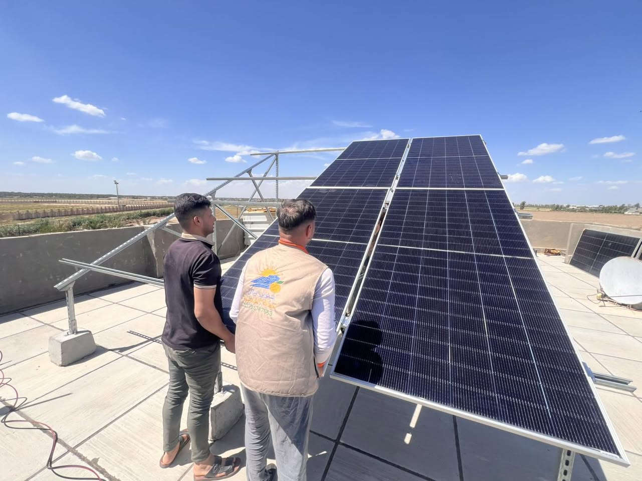 🌞⚡ مو بس نركب منظومة…  
نحن نبني راحة تدوم 🔋  
ومن أول خطوة بالموقع لحد النتيجة اللي ترضيك، نشتغل باحترافية وجودة تعتمد عليها لسنوات.
تم بحمد الله تنصيب منضومة
✅ منظومة توفر 15 أمبير نهاري  
🌙 + 15 أمبير تشغيل ليلي لمدة 3 ساعات

🔹 مكونات المنظومة:

🔋 انفيرتر Deye Off-Grid  
قدرة 6 كيلوواط — عدد 1  
✅ ضمان 5 سنوات (صيانة أو استبدال)

🔋 بطارية ليثيوم سعة 15 كيلوواط — عدد 1  
✅ ضمان 7 سنوات صيانة

☀️ ألواح شمسية 620 واط — عدد 7 ألواح  
✅ ضمان 12 سنة

🏗️ هياكل حديد مغلون سماكة 1.7 مع صبات كونكريتية قوية  
⚡ كيبلات وبوردات AC/DC مع جهاز تحويل بارد منفصل

💯 مكونات أصلية من براندات عالمية  
🛠️ تركيب هندسي احترافي  
🌡️ أداء ثابت حتى بأقسى درجات الحرارة

ودّع المولدة والإزعاج وخلي بيتك يعتمد على طاقة نظيفة ومستمرة 🌞

📍 زوروا مكتبنا لمعرفة التفاصيل والأسعار
📞 للحجز والاستفسار راسلنا
***********
