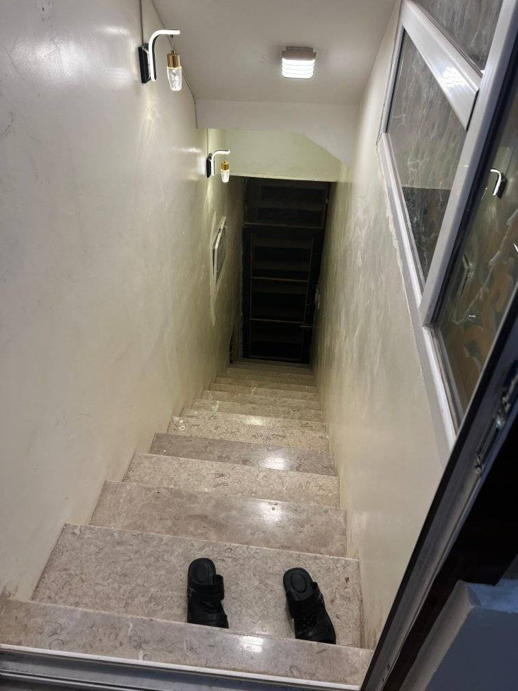 سلام عليكم 
بناية تجارية للبيع ركن حي القاهرةالضباط  خلف جامعة الامام الصادق مساحة 45 متر واجه 7,50 نزال 6,25 يحتوي على محلات عدد اثنان  وشقتان للاستفسار الاتصال على الرقم  ***********
