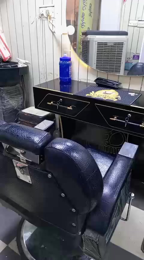 السلام عليكم كراسي عدد ثنين ومريتين والكومدي والرف للبيع نظافه ٩٩بالميه بغداد حي القاهره ***********
