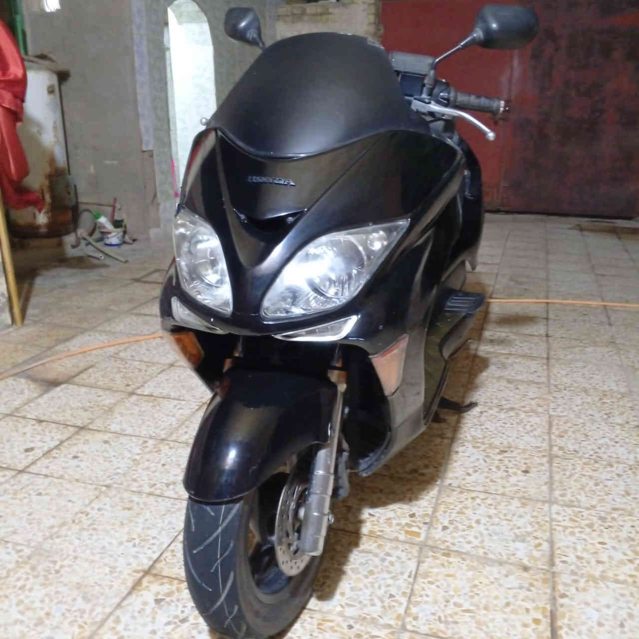 السلام عليكم..
دراجة فورزة  0.9 
الدراجة مكفولة مكينة بلاد ، شلعة ، معدل ، كهربائيات كلها شغالة ، أوراق كاملة كمركها مدفوع ..
لايت زنون ، ستان حساس ، نيكل ، تدفئة ، مسجل ، لايت جنطة ، تخم تاير جديد .
دراجة كامل الرقم ***********
خابر بيك خير ودلل
