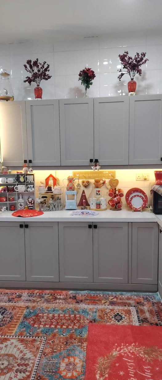 اللهم صلي على محمد وآل محمد الطيبين الطاهرين سلام عليكم بيت مساحه 180 متر طابق ونص اربع غرف نوم ثنين جوه ونثين فوك استقبال ومطبخ البيت ويه ثنين تخم وكاونتر مكان البيت وره بانزين خانه مال جيازنه استفسار هذا رقمي *********** *********** بي بس ارضيه مال غرف الفوك ماكامله ومحجر
