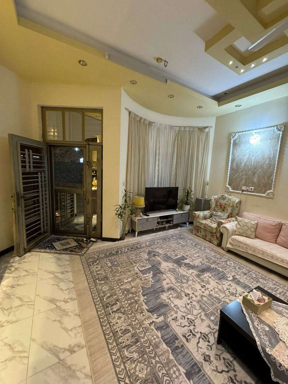 يعلن مكتب عقارات أبو انور فرع الطويسه عن وجود ابيوت البيع الفيروزيه عدد 3 يعني 3 بيوت+ ديوان +حمام عدد2+ مخزن خارجي مساحة الارض1900 م يعني دونم الى ربع مساحة بناء البيت الواحد تقريبا 170 م البناء طابوق فول مواصفات وديكورات بيتين طابق ونص وبيت واحد طابق واحد حديقه عدد 2 كبيره موجود بيه نخل عدد10 برحي العنوان الجزيره شارع الفيروزيه قبل الجسر الثاني بناء حديث سعر المطلوب 650 مليون وبيه مجال مكان راقي ممتاز الستفسار الاتصال//***********//***********// كما نستقبل جميع عروضكم وطلباتكم التجارية والعقارية المكتب مجاز قانونيا المكتب ماقبيل مطعم الحسون عقارات أبو انور فرع الطويسه
