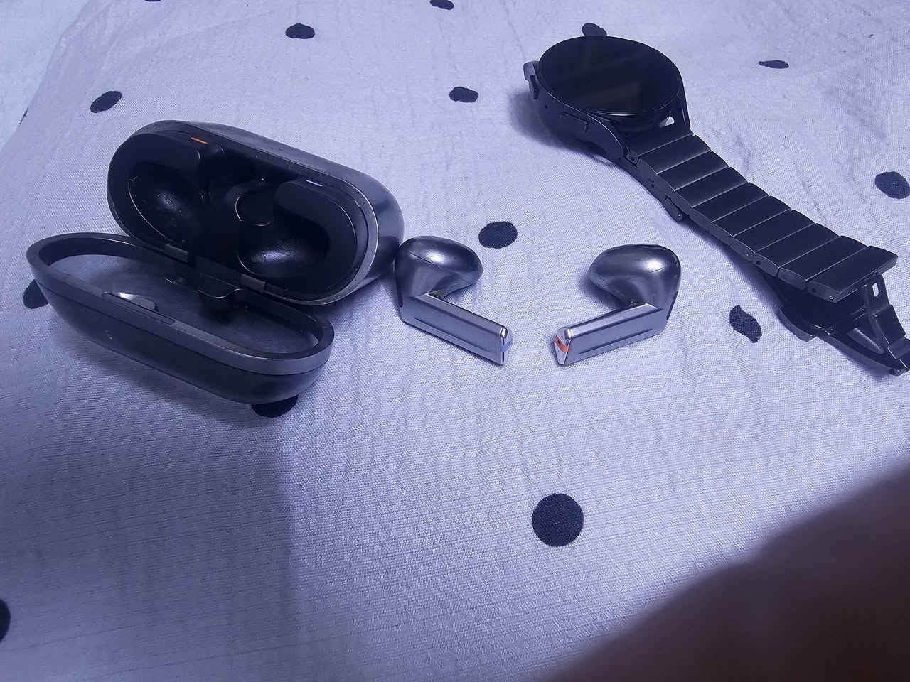 ساعة galaxy watch 6 وسماعة galaxy buds 3 الساعة استخدام قليل جبتهة وما عجبتني. بالمناسبة ثنينهن كراتينهن موجودات . نزل سعرك بالتعليقات لئن ما اعرف بيش ينباعن


**إذا كنت صاحب هذا الإعلان وتريد حذفه لأي سبب، رجاءا أرسل رسالة إلى الدعم الفني**