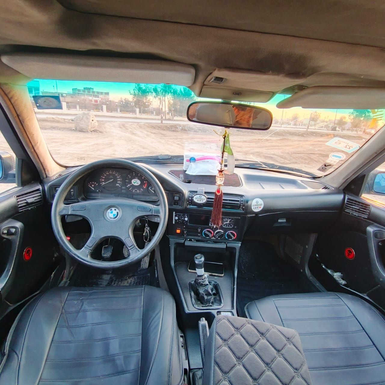 بي ام حجم 525 موديل 1990 فول اتوماتيك بس كير عادي 
رقم نينوى 12 وكاله تحويل من شرعي
محرك كير اكسل شاصي شرط
كهربائيات كلها شغاله
تخم تاير امامي خلفي جديد
سعر 48 بي مجال بسيط
***********
مكاني تلعفر
