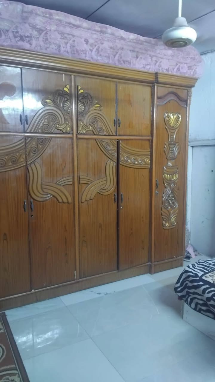 غرفه اخشاب صاج البيع سعره ٣٠٠ وبيه مجال عنوانه جكوك  رقم صاحب الغرفه ***********
