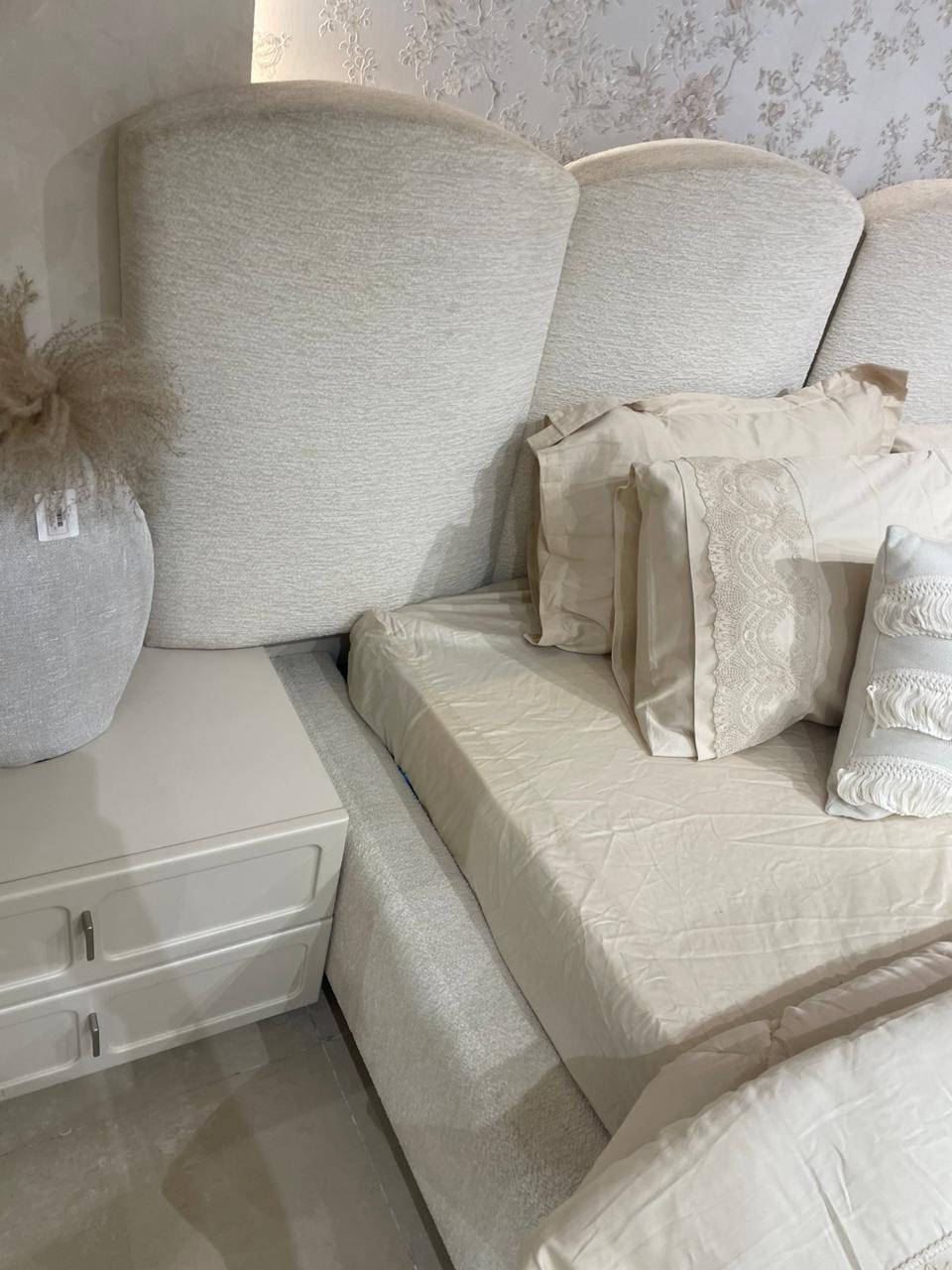 السلام عليكم ، غرفة مستعملة لمدة ٨ اشهر نوع دانتي - تركي
١٠ قطع 

عرض الكنتور مع الملحق٣٦٠ ابواب هيدروليك
السرير مع الكومديات ٣٢٠
ميزاتواليت 
درور مجرات هيدروليك
مراية قيافه
طابوريه
شازلون

السعر  2,5 مليون 

للطلب الاتصال: 
***********
