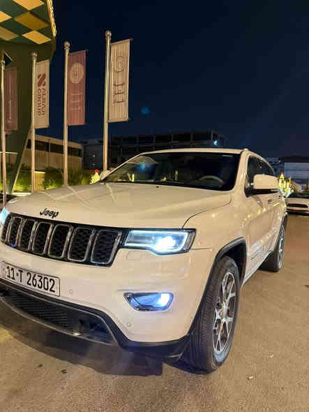 جيب كراند شيروكي خليجي اكلين فول مواصفات1/1
‏‎الموديل : 2020
‏‎اللون ابيض
-سقف بناراما وفتحه
-3شاشات كبيره
-داخل بيجي مميز
-ويل 20
‏‎-المقاعد الأمامية كهربائية .
‏‎- المقاعد الأمامية تدفئة وتبريد
‏‎- نقطة عمياء بلمري رادار جانبي.
‏‎- فتحات usb للمقاعد الخلفيه 
‏‎- تشغيل عن بعد
‏‎-  ستيرن الجلد  .
‏‎-  تدفئة ستيرن . 
‏‎-  الشاشة كبيرة مع GPS . 
‏‎- حساسات 360
‏- apple carplay واندرويد اوتو
‏‎- صندوق كهربائي .
‏‎- حساسات أمامية اصلية .
‏‎- كاميرا خلفية اصلية دواره  .
‏‎- زراك اوتو ويا الامطار.
‏‎- مرايا متحسسه للضوء العالي .
‏‎- محدد سرعة( كروز سرعة ). 
‏‎- رادار خلفي نظام بريك اوتماتيكي.
‏‎- نظام مانع انزلاق .
‏‎- جنطة كهرباء وفتح وسد عن بعد
‏‎- نظام معرفة ضغط الاطارات.
‏‎- نظام اقتصاد بالوقود eco.
‏‎- نظام sport
‏‎- نظام تقليل السرعة بالمنحدرات
محرك 3600
‏‎- بصمة.
رقم بغدادالجديد هزه وسنويه جديده بأسمي السياره تحويل ثاني يوم

سياره جديده بمعنى الكلمه 
***********
عنواني /بغداد
