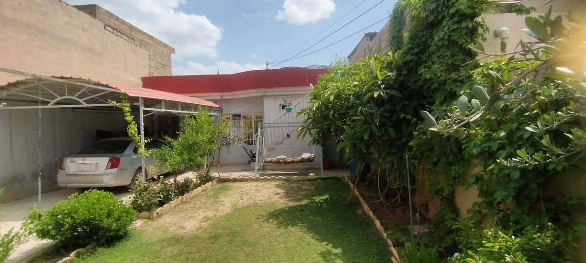 لبيع بيت في ساده بعويزه مساحة أراضيها ٣٢٠متر يتكون دار من اربعة غرف النوم مجمع صحيات مطبخ حديقه كراج كبير ماء فول قريب على شارع عام ٤٠٠مترنوع سند زراعي استفسار ***********
