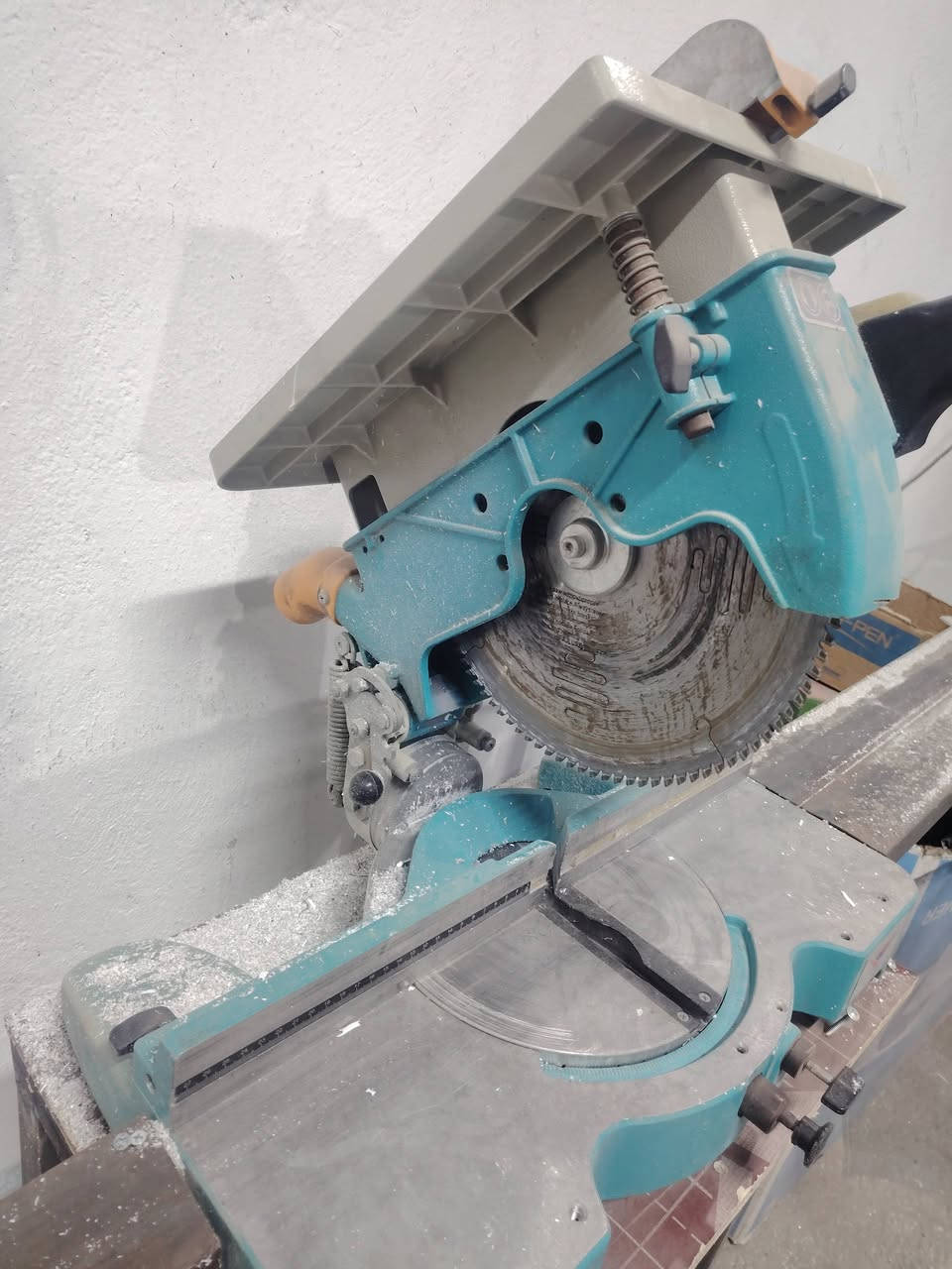 كتر ألمنيوم يلمز نضيف مع دواكير اثنين 
وميز كتر تسكام
مكانه كربلاء طوريج
للأستفسار ***********
