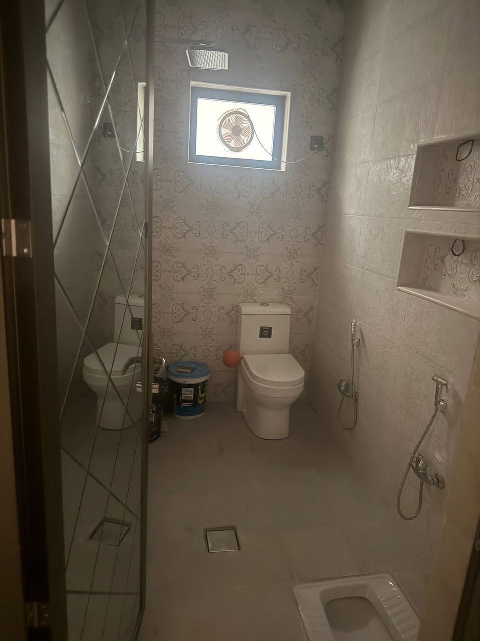 بيت للايجار درجه اولى جاهز طابقين ٢ نوم *********** داخل مجمع بدايه هور رجب ايجاره٤٠٠
مطلوب عائله صغيره فقط
