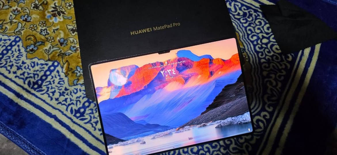 Huawei MatePad Pro 13.2
بطارة ١٠٠ نضافة تامة
​التصميم: أنحف وأخف تابلت في فئته (سُمك 5.5 ملم فقط، ووزن 580 جرام).
​الشاشة الأقوى: شاشة OLED مرنة بحجم 13.2 بوصة، بمعدل تحديث 120Hz، وسطوع 1000 nits، وتستحوذ على 94% من الواجهة.
​الإنتاجية والأوفيس: يدعم حزمة WPS Office مجاناً بنسخة الـ PC (واجهة وقوائم مطابقة تماماً للكمبيوتر الشخصي لتعديل الملفات باحترافية).
​الأداء: معالج Kirin 9000W قوي للألعاب والمهام الثقيلة، مع رام 12 
​البطارية والشحن: بطارية ضخمة 10,100 مللي أمبير مع شحن خارق بسرعة 88 واط (يشحن 85% في 40 دقيقة).
​الصوت: 6 سماعات ستيريو محيطية بنظام HUAWEI SOUND.
​الكاميرات: خلفية مزدوجة (13+8 ميجابكسل) وأمامية (16 ميجابكسل مع مستشعر ثلاثي الأبعاد لفتح القفل بالوجه).
​الإكسسوارات: كيبورد مغناطيسي قابل للفصل بـ Touchpad واسعة
للمراوسه على s25 الترا


**إذا كنت صاحب هذا الإعلان وتريد حذفه لأي سبب، رجاءا أرسل رسالة إلى الدعم الفني**