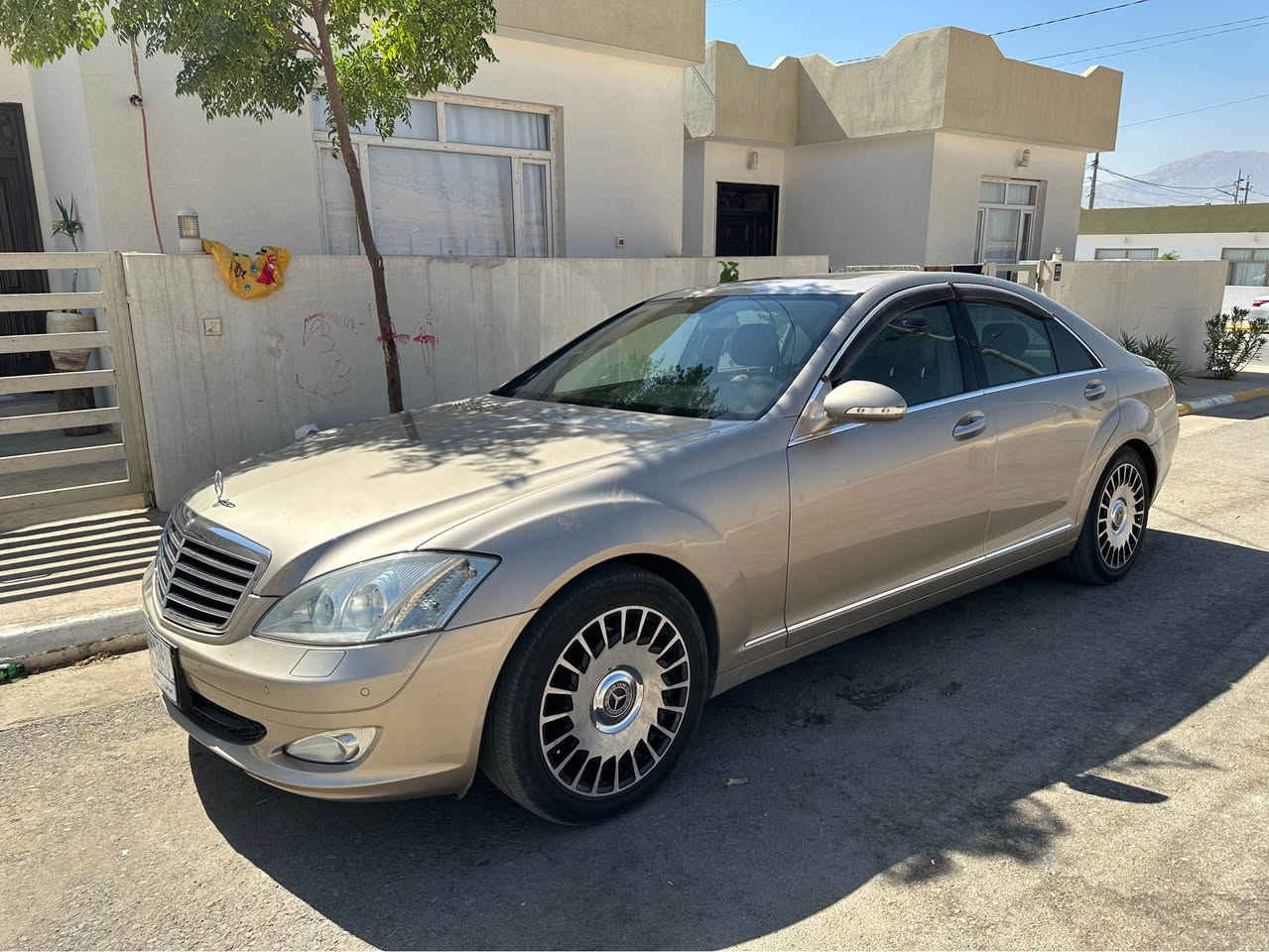 MERCEDES BENZ S350 V6
‎مارسیدس ئیس کلاس ٣٥٠
کۆدی ئاسایشی بۆ کراوە
مەکینە مەرغوب
‎مۆدیل 2006فوول فول مواسەفات   
‎سەیارەکە ساغه
٣ پارچه ی پەمپە لەسەر ساخی
لێدراو و چاڵ و ساردی نیە
١٥٤ هەزار ڕۆشتووە 
‎سڵایدە
کامێرە و حاسە 
کوشن (جلد و هیتەر و خزن و کارەبایە) 
‎سیدی بۆکس 
‎ئاوێنە ئەخەوێت 
‎کوشن گەرم 
تەبرید گەرم و سارد 
‎ سەیارەکە ساخە
‎ نموونەیە لە جوانی
‎   هەموو گیانی بە شەرت
‎ کارەبایی و گێڕ و مەکینە بە شەرت
سعری ٨٤ گەڵاو مەعامەلەیەکی کەم

شوێن ؛ دەربەندیخان
ژ.م؛ *********** دار بنديهكان, السليمانية
