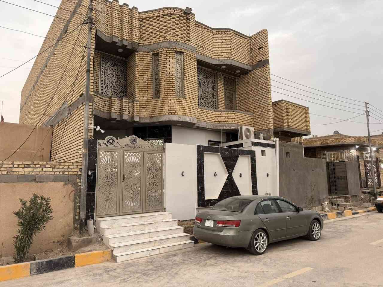 سلام عليكم يوجد دار للبيع حي العسكري شارع ميلاد او شارع مركز شرطه خلف مجمع علاء الحمداني على ساحه مساحته 200 متر غرف 5 وصاله 2 ومطبخ واستقبال وصحيات دخليه وخارجيه 
للاستفسار اتصل على 
***********
***********
ابو مرتضى الحسناوي@
