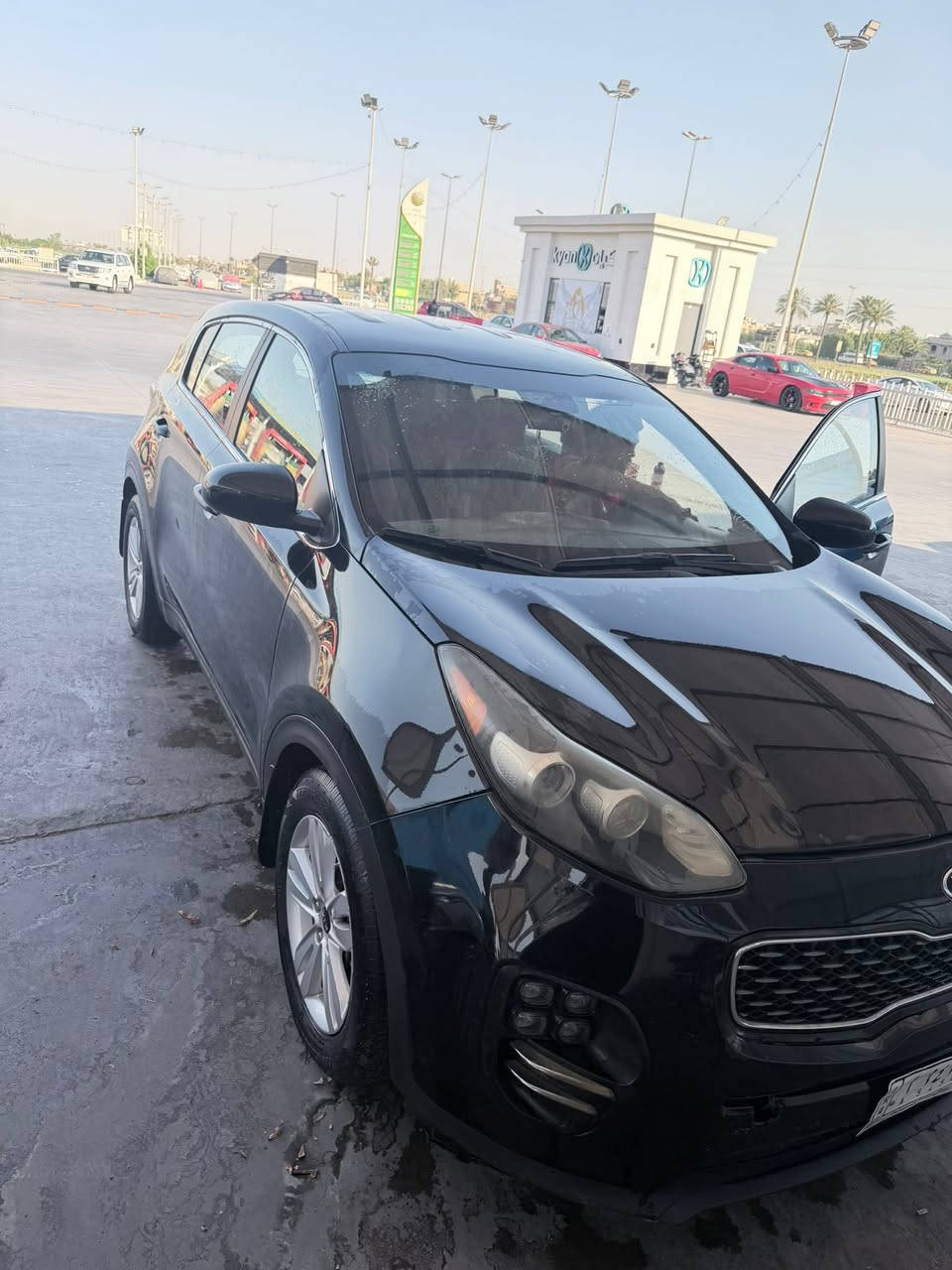 السلام عليكم
كيا سبورتج 2019 نص 
فول وارد كندي  يعني المواصفات العاديه 
كامره 
حساس 
شاشه صغيره لمس 
‏تدفئة ￼كشنات 
3وضعيات قياده 
نزول منحدرات 
حادثها جاملغ وبيدي وبيها قطع بارد واكو سونار بيها 
رقم بابل مشروع وطني 
السياره حلوه مالجناي صدر تايرات كله جديد السعر133وبيها مجال للطيبين 
***********
