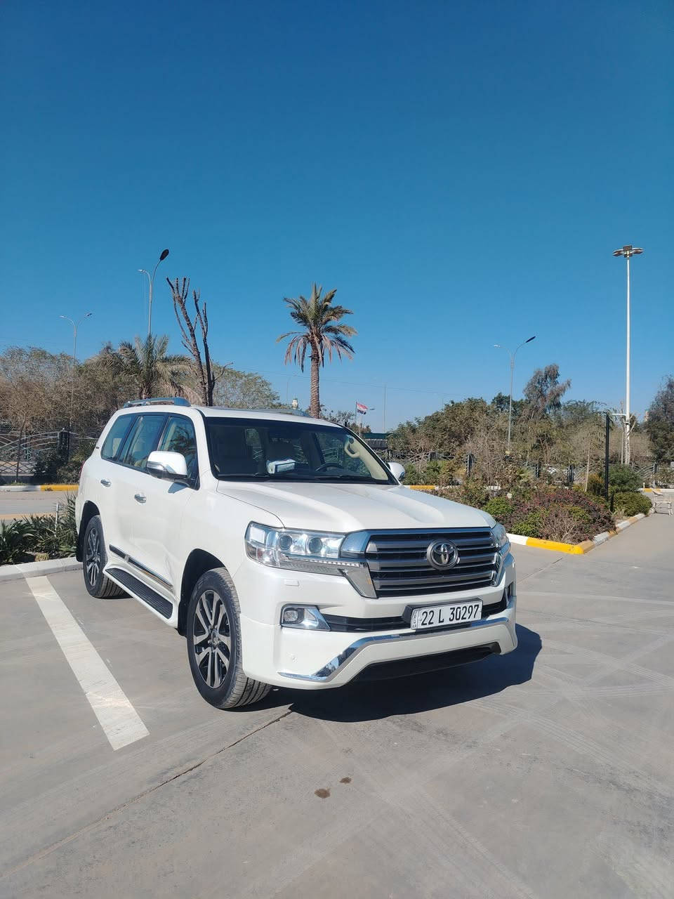 للبيع لاندكروز موديل (2016)  كفالة
شركة ساز أصلي 
فوول مواصفات 

1-بصمه ابواب 

2-بصمه تشغيل 

3-شاشه كبيره 

4-كشنات  جلد 

5-أربع كامرات 

6-حساس امامي 

7-حساس خلفي 

8-حساس ايمن وايسر

9-فتحه سقف

7-10راكب

11-فورويل 

12-تحكم ستيرن 

13-كشنات كهربائ

14-زراك لايت

15-مري شفط

16-بلوجكترات 

17-ثلاجه 

18-تبريد شاشه
ماشية 208 كيلو 
باقي المواصفات معروفه كير مكينه مكفولات تبريد ثلج حداديه صدر جديد تخم تاير جديد ترايها حلو رقم أربيل بأسمي شرط التحويل السعر 458 وبيها مجال للشراي مكاني ديالى بعقوبة للستفسار أتصال ع الرقم ***********
