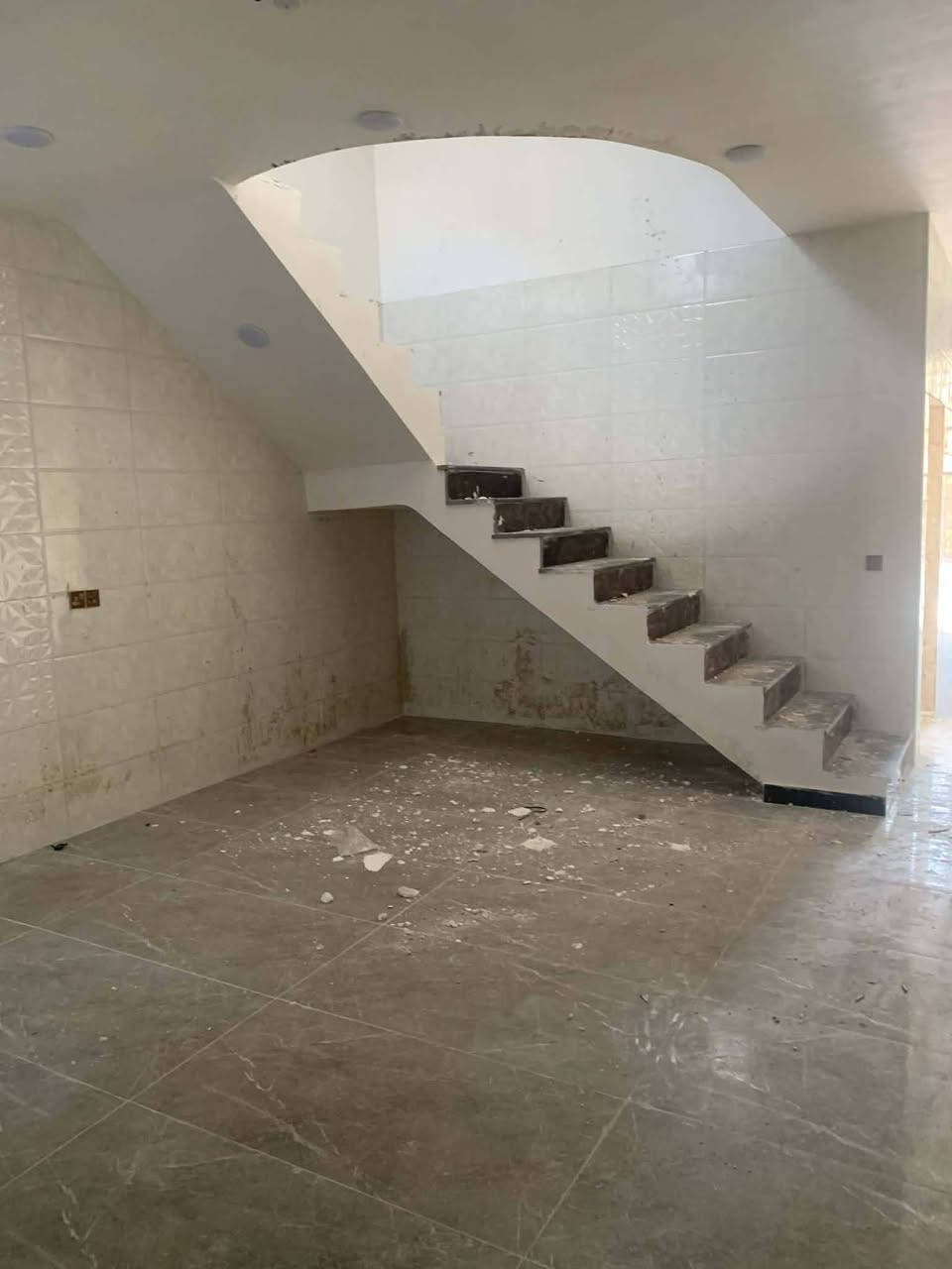 حي الاعلام الشباب  

خلف سوق اميمه مباشر

قيد لانشاء اقل من شهر يكمل

 بناء درجه اولى  

ابواب خاصه جام عازل

طابقين 

طابق اول 

صاله ومطبخ وخدمات وغرفت نوم

طابق الثاني 

غرفتين نوم وخدمات 

اتصال ع ارقام 

***********

***********

متوفر واتساب
