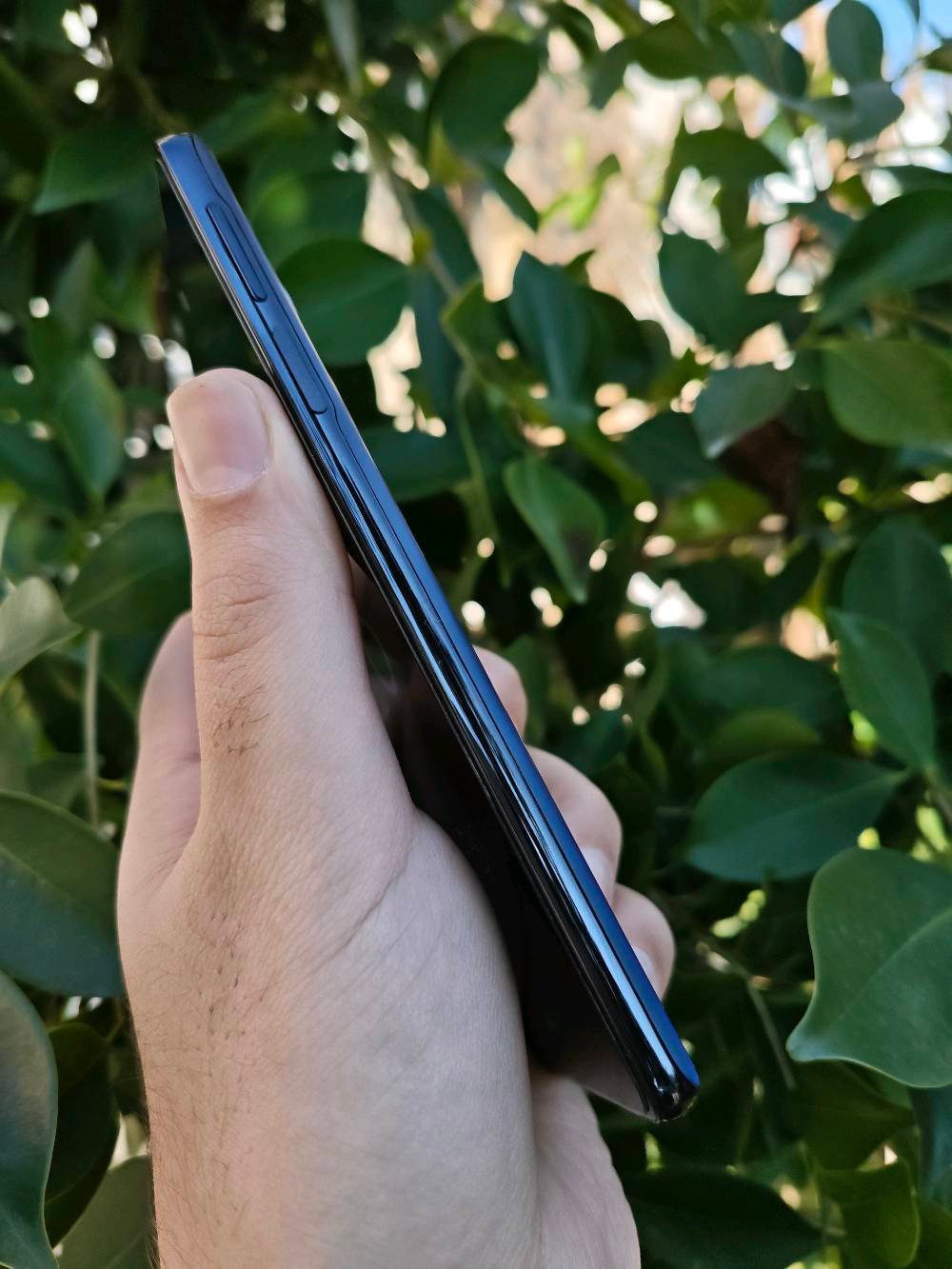 #𝗠𝗼𝘁𝗼𝗿𝗼𝗹𝗮_𝗘𝗱𝗴𝗲_𝗫𝟯𝟬
#موتورولا_إيدج_𝗫𝟯𝟬














نسخة الصين (ما تدعم اللغة العربية لكن تكدر تضيفها او اني اضيفها للنظام).

❌#بيع_فقط❌

  [المعالج]
* العليا: 𝗤𝘂𝗮𝗹𝗰𝗼𝗺𝗺 𝗦𝗻𝗮𝗽𝗱𝗿𝗮𝗴𝗼𝗻 𝟴 𝗚𝗲𝗻 𝟭 (تكنولوجيا 𝟰 نانومتر)، وهو من أقوى المعالجات التي تضمن أداءً فائقاً في الألعاب والتطبيقات الثقيلة.
 * معالج الرسوميات: 𝗔𝗱𝗿𝗲𝗻𝗼 𝟳𝟯𝟬، يقدم تجربة ألعاب مستقرة على أعلى إعدادات.

* الرام : 𝟭𝟮𝗚𝗕 من نوع 𝗟𝗣𝗗𝗗𝗥𝟱.

* التخزين:  𝟮𝟱𝟲𝗚𝗕 من نوع 𝗨𝗙𝗦 𝟯.𝟭.

* نظام التشغيل: أندرويد 𝟭𝟰 (واجهة 𝗠𝗬𝗨𝗜 𝟲.𝟬) مع تجربة قريبة جداً من الأندرويد الخام، مما يضمن خفة وسرعة في التنقل.

[الشاشة]
 * النوع: 𝗢𝗟𝗘𝗗 تدعم 𝟭 مليار لون.
 * المقاس: 𝟲.𝟳 إنش بدقة 𝗙𝗛𝗗+.
 * معدل التحديث: 𝟭𝟰𝟰𝗛𝘇 (أعلى من معظم المنافسين الذين يكتفون بـ 𝟭𝟮𝟬𝗛𝘇).
 * الحماية: طبقة 𝗖𝗼𝗿𝗻𝗶𝗻𝗴 𝗚𝗼𝗿𝗶𝗹𝗹𝗮 𝗚𝗹𝗮𝘀𝘀 𝟱.
 * الميزات: تدعم 𝗛𝗗𝗥𝟭𝟬+ وسطوع يصل إلى 𝟳𝟬𝟬 𝗻𝗶𝘁𝘀، مع معدل استجابة للمس (𝗧𝗼𝘂𝗰𝗵 𝗦𝗮𝗺𝗽𝗹𝗶𝗻𝗴 𝗥𝗮𝘁𝗲) يصل إلى 𝟱𝟳𝟲𝗛𝘇، وهو أمر مثالي للاعبين.

 [الكاميرات]
 * الخلفية (ثلاثية):
 * الأساسية: 𝟱𝟬𝗠𝗕 مع مثبت بصري 𝗢𝗜𝗦 وتركيز تلقائي مزدوج البكسل.
 * الزاوية الواسعة: 𝟱𝟬𝗠𝗕 بزاوية 𝟭𝟭𝟰 درجة، وتدعم أيضاً تصوير الـ 𝗠𝗮𝗰𝗿𝗼 (الأشياء القريبة جداً).
 * العزل: 𝟮𝗠𝗕 لقياسات العمق.

 * تصوير الفيديو:  𝟴𝗞  𝟮𝟰/𝟯𝟬𝗙𝗣𝗦 ، و 𝟰𝗞 𝟲𝟬𝗙𝗣𝗦 .

 * الأمامية (𝗦𝗲𝗹𝗳𝗶𝗲):  𝟲𝟬𝗠𝗕 ، بدقة 𝟰𝗞.
 
 * البطارية: 𝟱𝟬𝟬𝟬𝗺𝗔𝗵.

 * الشحن:   بقوة 𝟲𝟴 واط (يشحن 𝟱𝟬% في حوالي 𝟭𝟯 دقيقة، و𝟭𝟬𝟬% في حوالي 𝟯𝟱 دقيقة).

 * الخامات: ظهر من الزجاج (𝗚𝗼𝗿𝗶𝗹𝗹𝗮 𝗚𝗹𝗮𝘀𝘀 𝟱) مع إطار من البلاستيك المقوى.

 * الصوت: سماعات 𝗦𝘁𝗲𝗿𝗲𝗼 مزدوجة مع دعم تقنية 𝗗𝗼𝗹𝗯𝘆 𝗔𝘁𝗺𝗼𝘀.

 * البصمة: مدمجة في زر الطاقة على الجانب.
 * الاتصال: يدعم  𝟱𝗚، 𝗪𝗶-𝗙𝗶 𝟲𝗘،  

مع كفر ولاصق شاشة و الباكيت والشاحن الاصلي 𝟲𝟴 واط.

_السعر: 𝟮𝟳𝟬 ألف مع مجال للشراي الجاد.
_توصيل فقط.
هل يوجد أي خدوش أو أضرار في الجهاز؟: 
لا. 
ما هي مدة الاستخدام لهذا الهاتف؟: 
اقل من 6 أشهر. 
هل تشمل الضمان؟: 
نعم. 
ما هو السعر المطلوب؟: 
270 ألف. 
أين يتم التسليم أو ما هي منطقتك؟: 
توصيل من اربيل لاي مكان بالعراق. 