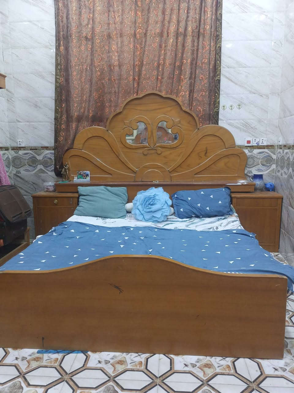 غرفه تسكام عراقي للبيع سعرها ٥٠٠ عنواني كربلاء باب طوريج ***********
