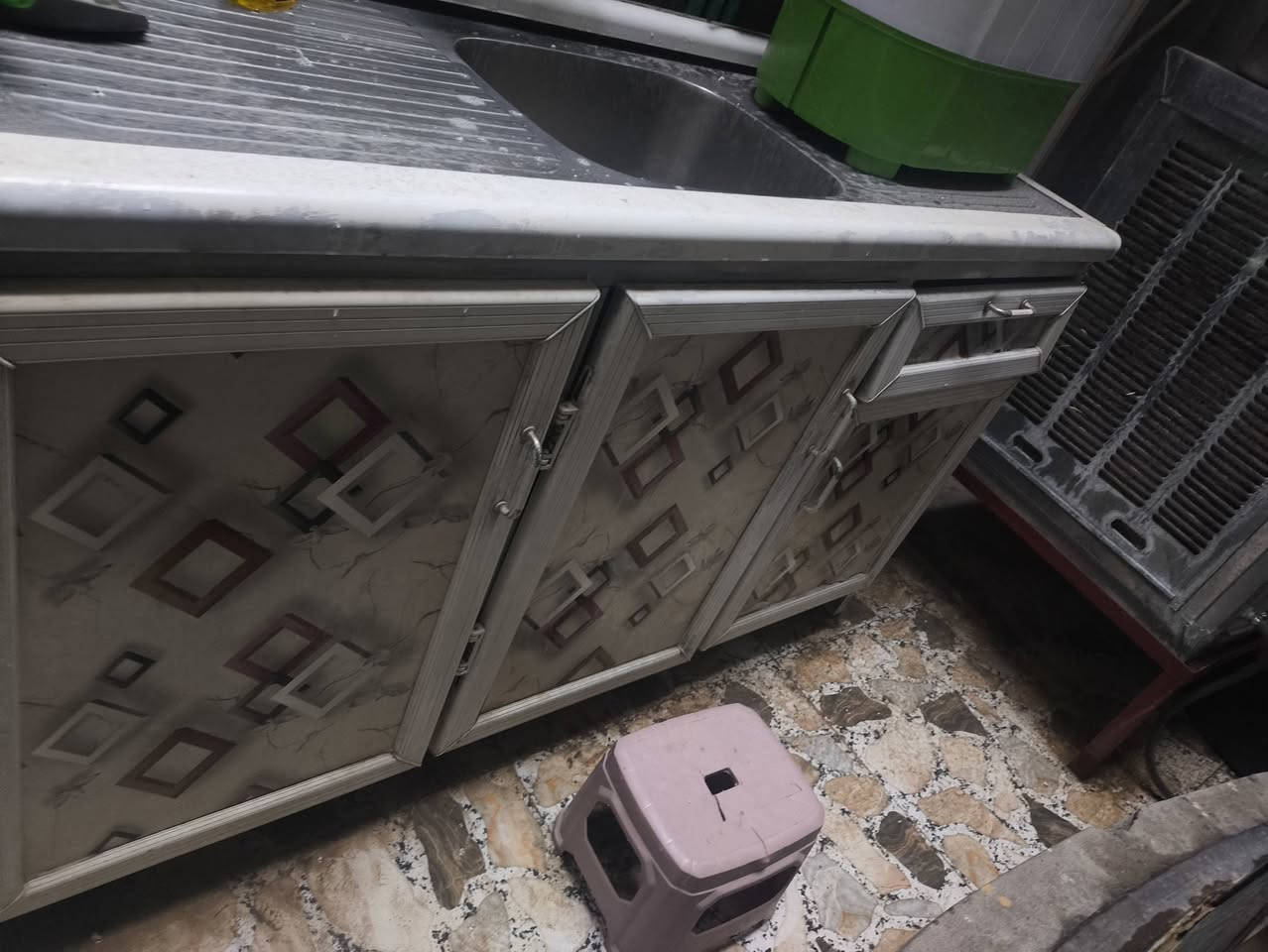 السلام عليكم 
غسالة اطفال نظيفة وسنك نظيف المنيوم الثقيل للبيع المكان المقدادية  حي الحسين للاستفسار الاتصال ***********
