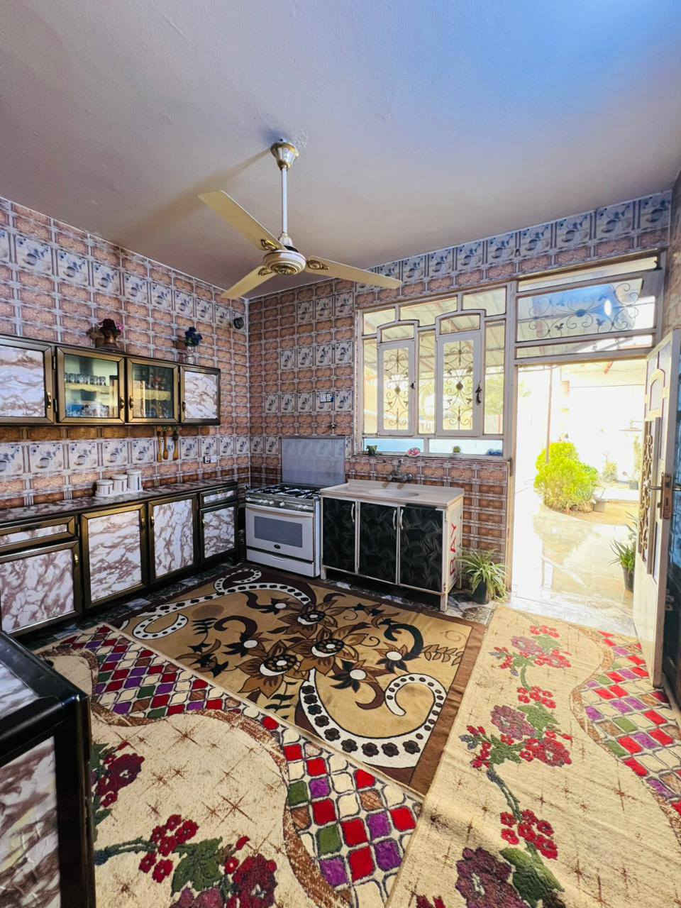 دار للبيع الاحمر شارع المقداد عليه السلام 300متر البيت قاطين 4غرف نوم 2صاله استقبال ومطبخ وكراج يكفي 2سياره حديقه صغيره ومحل معزول من البيت للاستفسار ***********
