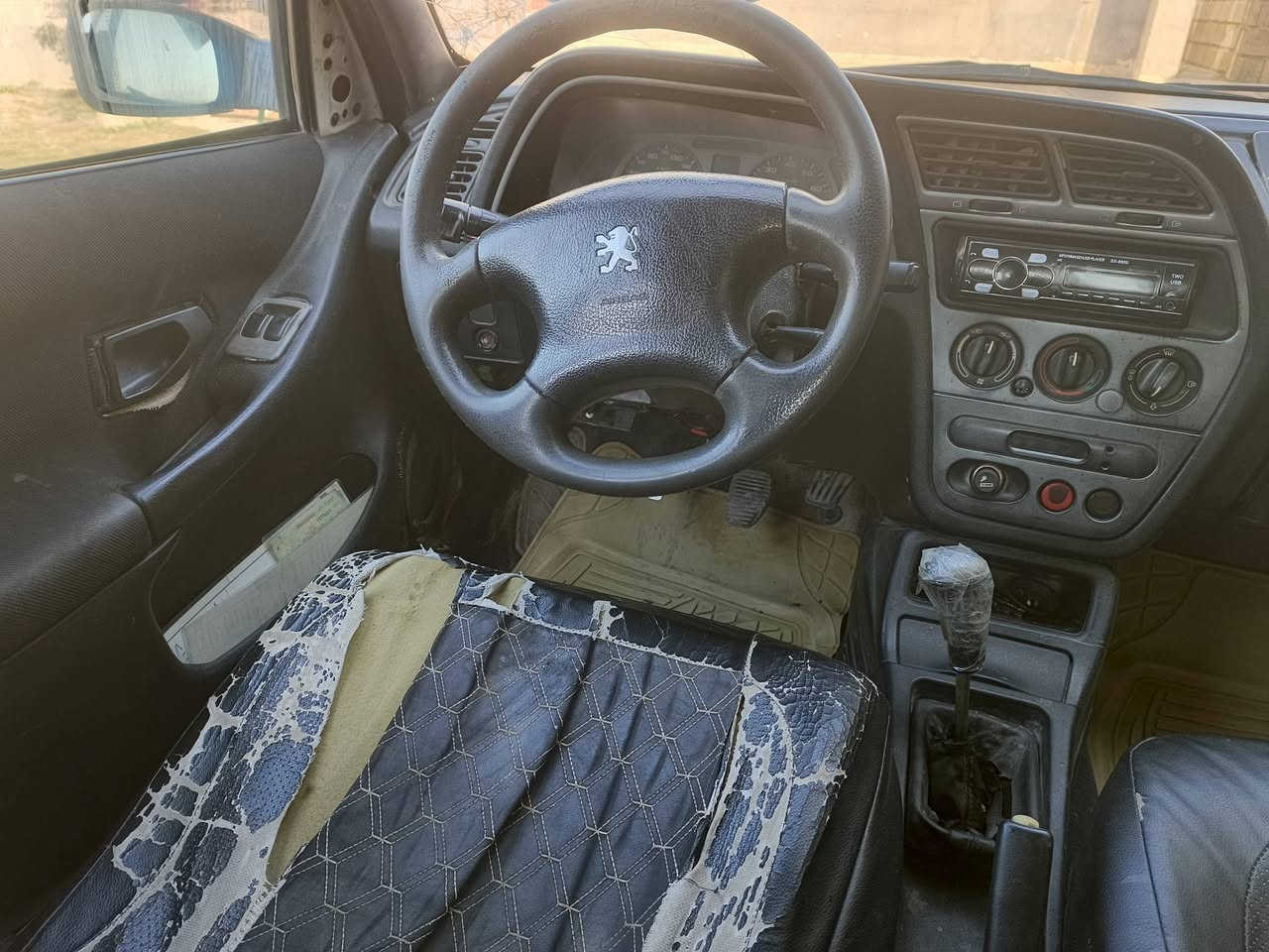 السلام عليكم. بيجو 2002السياره غير حره(مطلوبه) 
كير محرك فول تخم تاير جيد صدر نص عمر السياره شغاله وخير من الله السعر المطلوب 20وبيه مجال 
***********
